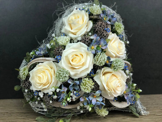 Grabgesteck Rosen Wiesenblumen Grabschmuck Herz Farbwunsch Grabdeko Grabdekoration – handgemacht aus Seiden- und Kunstblumen, langlebig & pflegeleicht von SarahsFlowerStudio