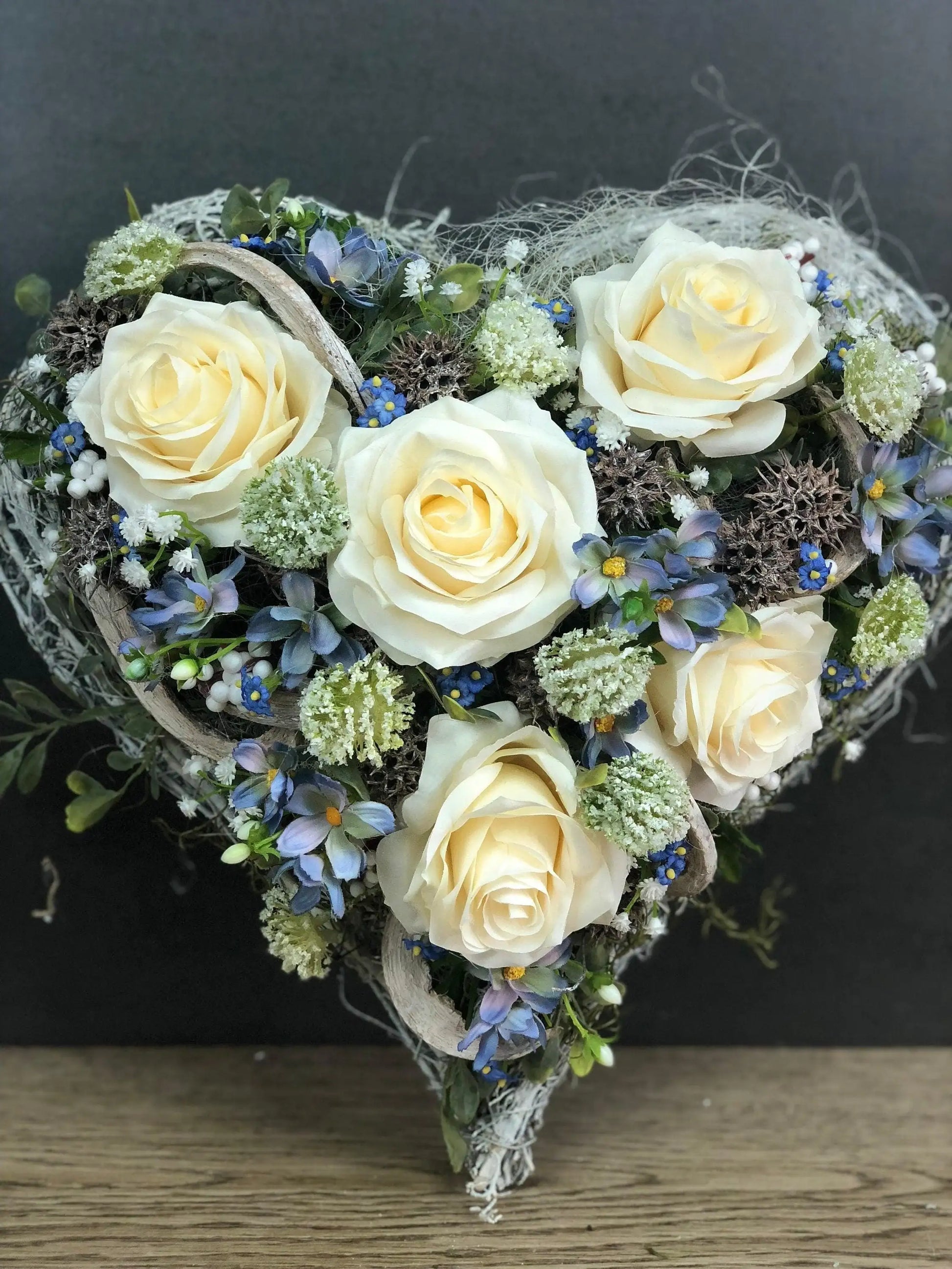 Grabgesteck Rosen Wiesenblumen Grabschmuck Herz Farbwunsch Grabdeko Grabdekoration – handgemacht aus Seiden- und Kunstblumen, langlebig & pflegeleicht von SarahsFlowerStudio