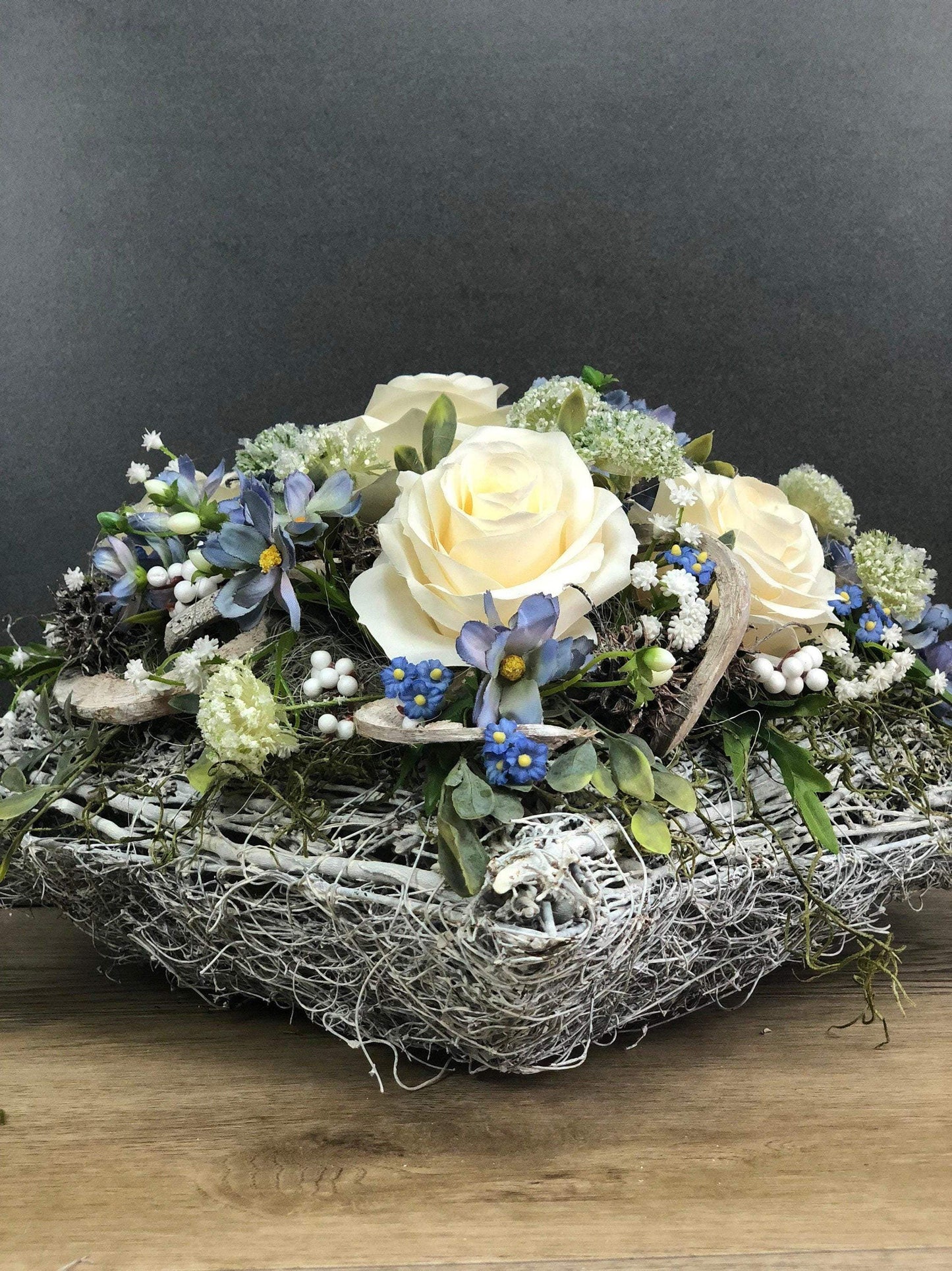 Grabgesteck Rosen Wiesenblumen Grabschmuck Herz Farbwunsch Grabdeko Grabdekoration – handgemacht aus Seiden- und Kunstblumen, langlebig & pflegeleicht von SarahsFlowerStudio