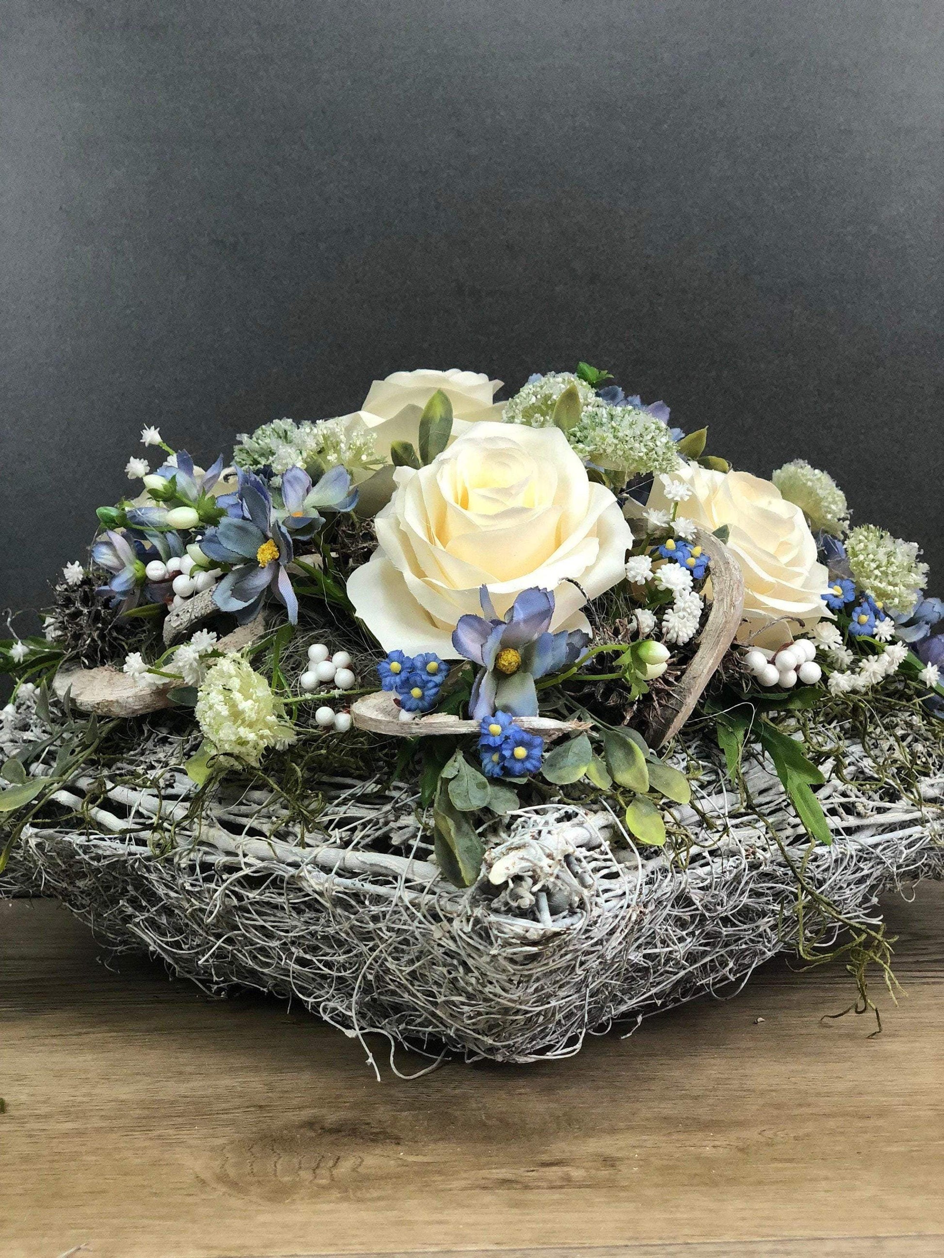 Grabgesteck Rosen Wiesenblumen Grabschmuck Herz Farbwunsch Grabdeko Grabdekoration – handgemacht aus Seiden- und Kunstblumen, langlebig & pflegeleicht von SarahsFlowerStudio