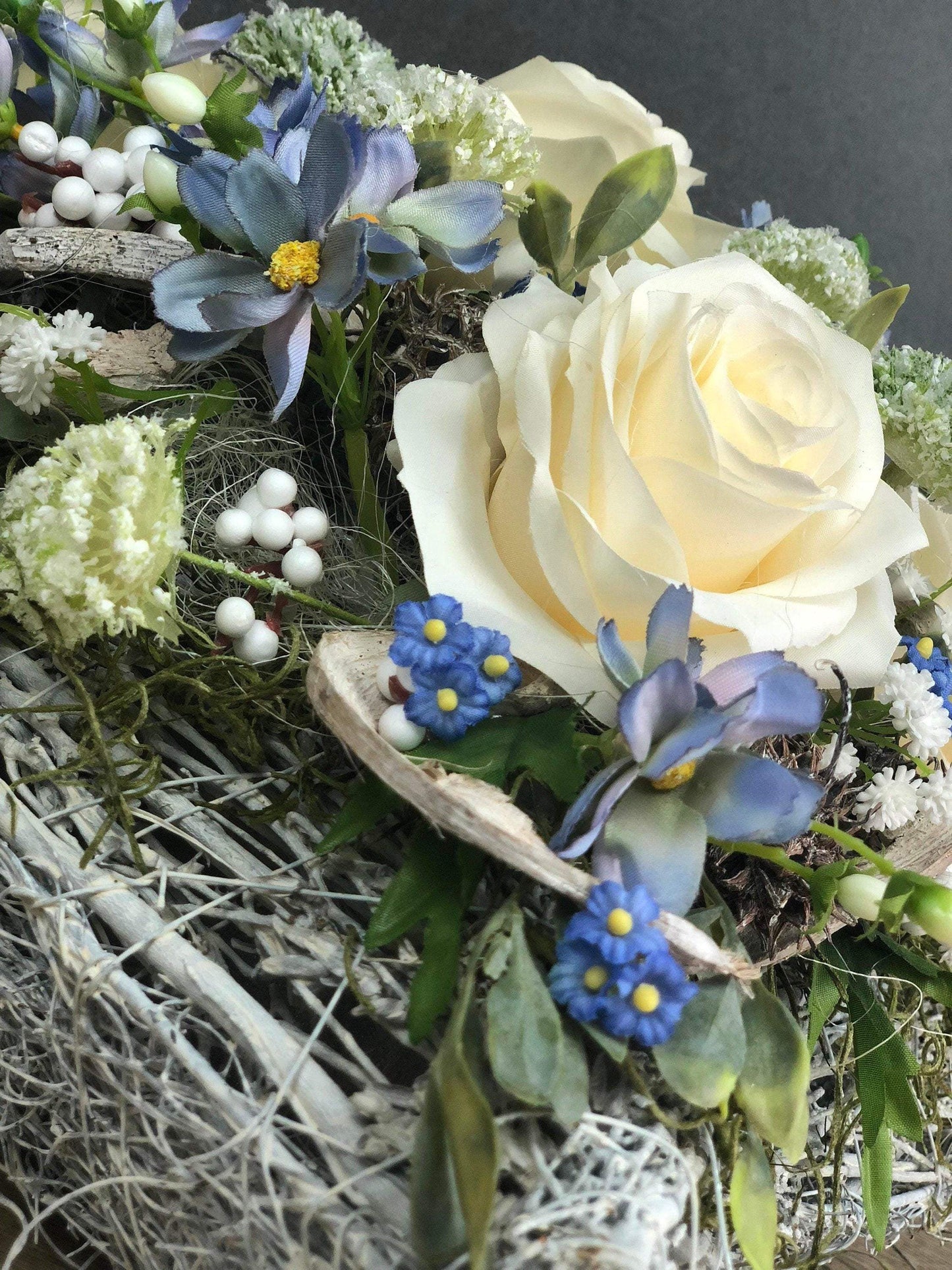 Grabgesteck Rosen Wiesenblumen Grabschmuck Herz Farbwunsch Grabdeko Grabdekoration – handgemacht aus Seiden- und Kunstblumen, langlebig & pflegeleicht von SarahsFlowerStudio