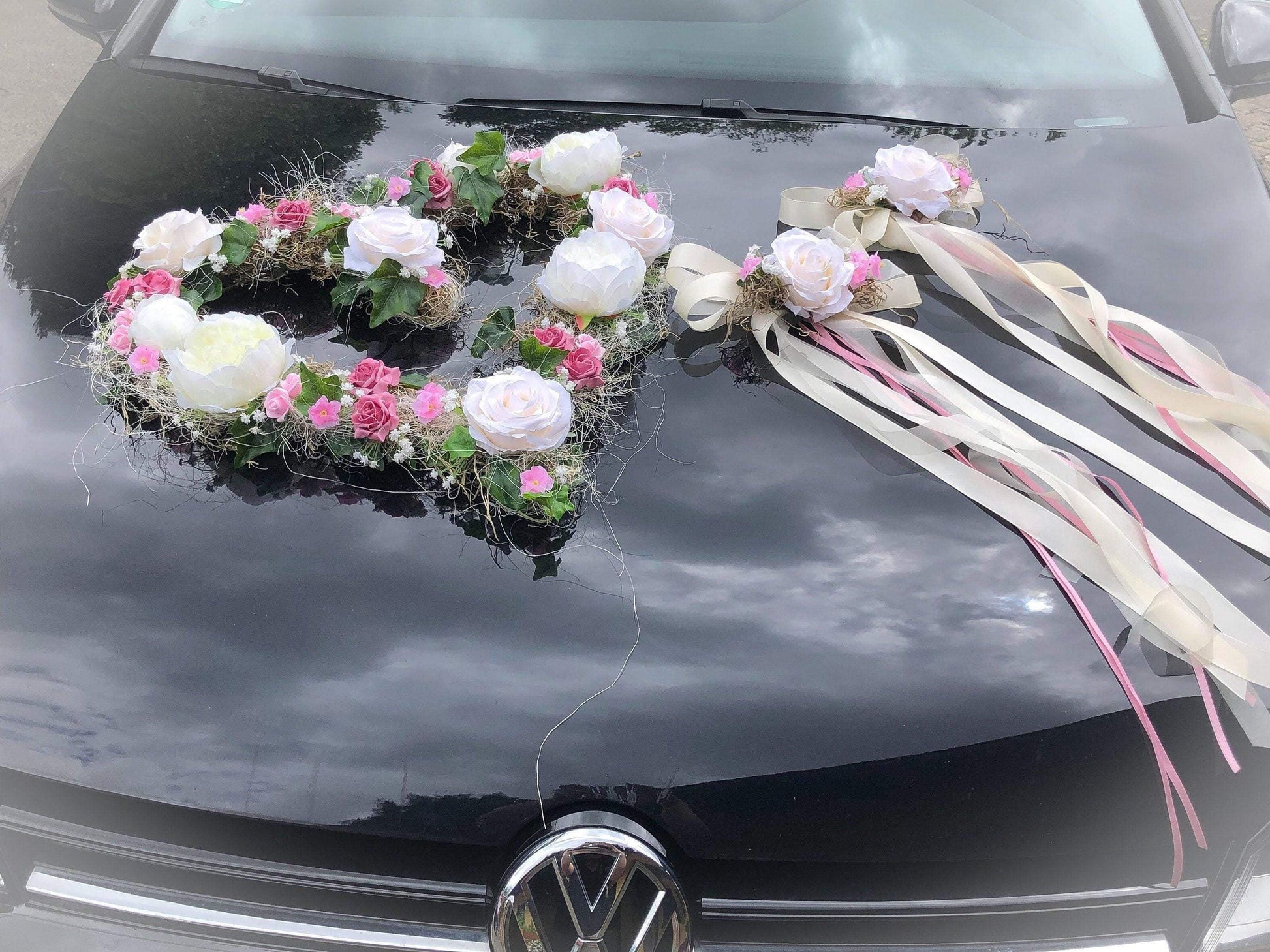 Autoschmuck Set 3 Teilig Herz und Schleifen Autodekoration Autoblumenschmuck Gesteck Hochzeit Pfingstrosen Rose Efeu Schleifen Modern Edel – handgemacht aus Seiden- und Kunstblumen, langlebig & pflegeleicht von SarahsFlowerStudio