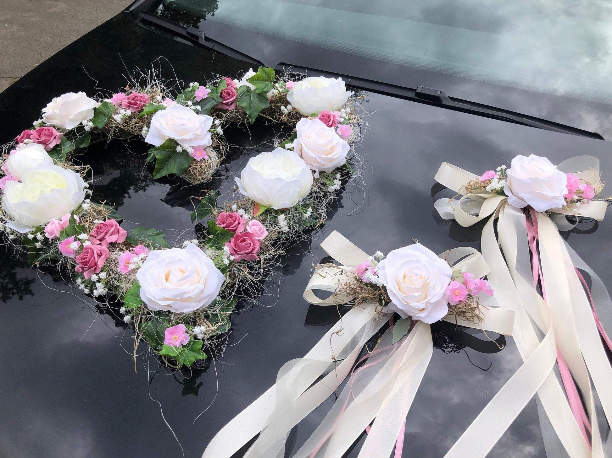 Autoschmuck Set 3 Teilig Herz und Schleifen Autodekoration Autoblumenschmuck Gesteck Hochzeit Pfingstrosen Rose Efeu Schleifen Modern Edel – handgemacht aus Seiden- und Kunstblumen, langlebig & pflegeleicht von SarahsFlowerStudio