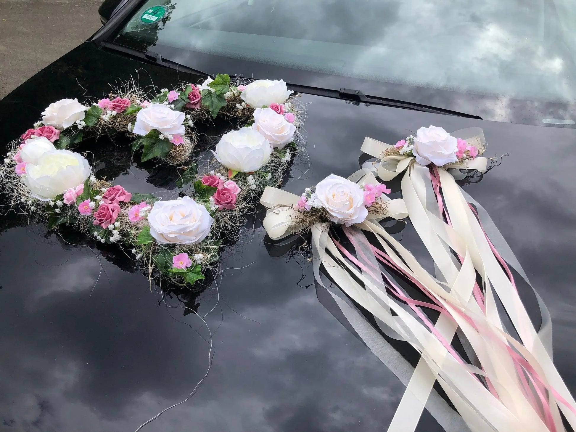 Autoschmuck Set 3 Teilig Herz und Schleifen Autodekoration Autoblumenschmuck Gesteck Hochzeit Pfingstrosen Rose Efeu Schleifen Modern Edel – handgemacht aus Seiden- und Kunstblumen, langlebig & pflegeleicht von SarahsFlowerStudio