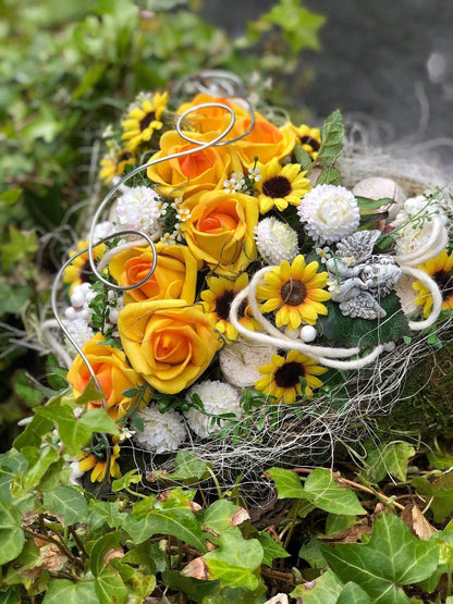 Grabgesteck Grabschmuck Herz Rosen Sonnenblumen Astern Birkenscheiben Filz Draht Engel Grabdekoration Grabschmuck Allerheiligen – handgemacht aus Seiden- und Kunstblumen, langlebig & pflegeleicht von SarahsFlowerStudio