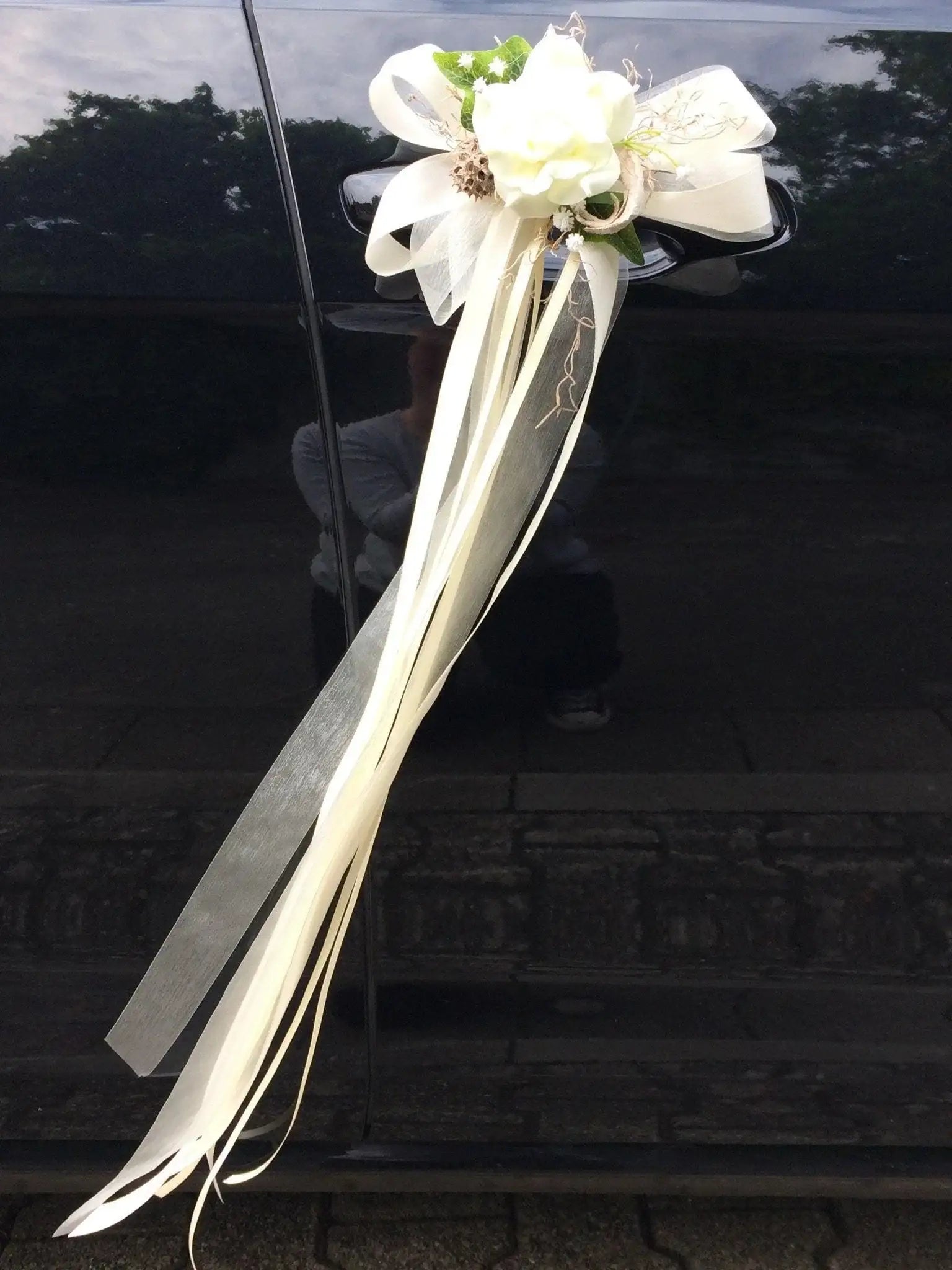 2 Autoschleifen für Seitenspiegel Kirchenbank in Wunschfarbe große Schleife Dekoration Rose – handgemacht aus Seiden- und Kunstblumen, langlebig & pflegeleicht von SarahsFlowerStudio