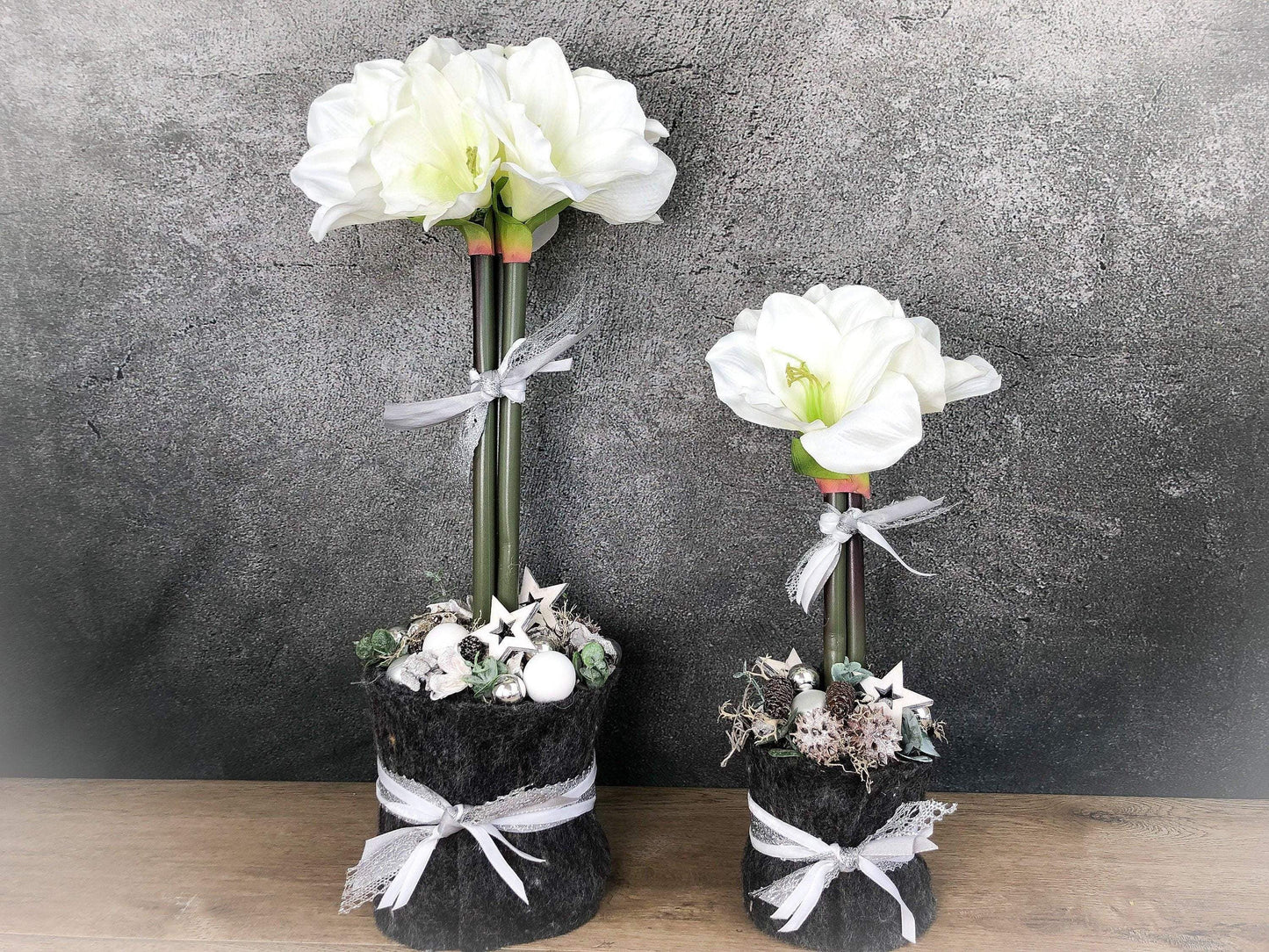 Adventsgesteck Amaryllis Gesteck Eukalyptus Künstlich Modern Zapfen Weiß – handgemacht aus Seiden- und Kunstblumen, langlebig & pflegeleicht von SarahsFlowerStudio