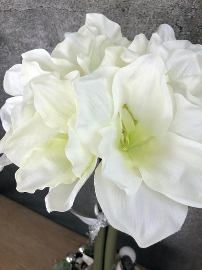 Adventsgesteck Amaryllis Gesteck Eukalyptus Künstlich Modern Zapfen Weiß – handgemacht aus Seiden- und Kunstblumen, langlebig & pflegeleicht von SarahsFlowerStudio