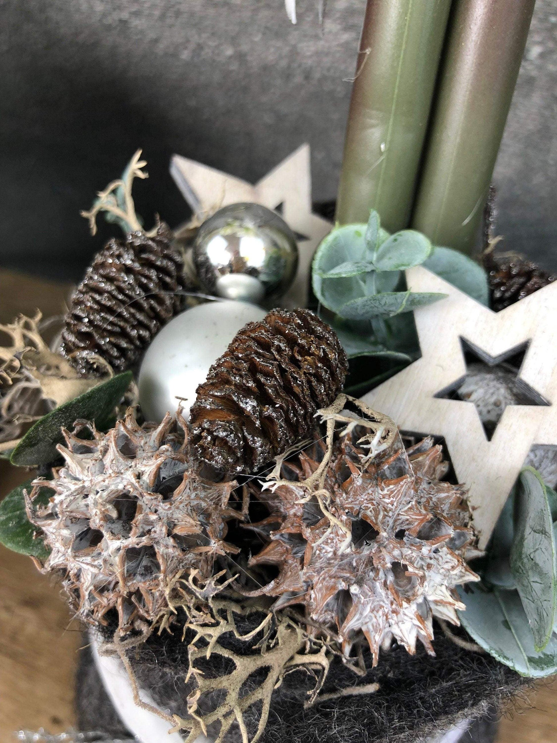 Adventsgesteck Amaryllis Gesteck Eukalyptus Künstlich Modern Zapfen Weiß – handgemacht aus Seiden- und Kunstblumen, langlebig & pflegeleicht von SarahsFlowerStudio