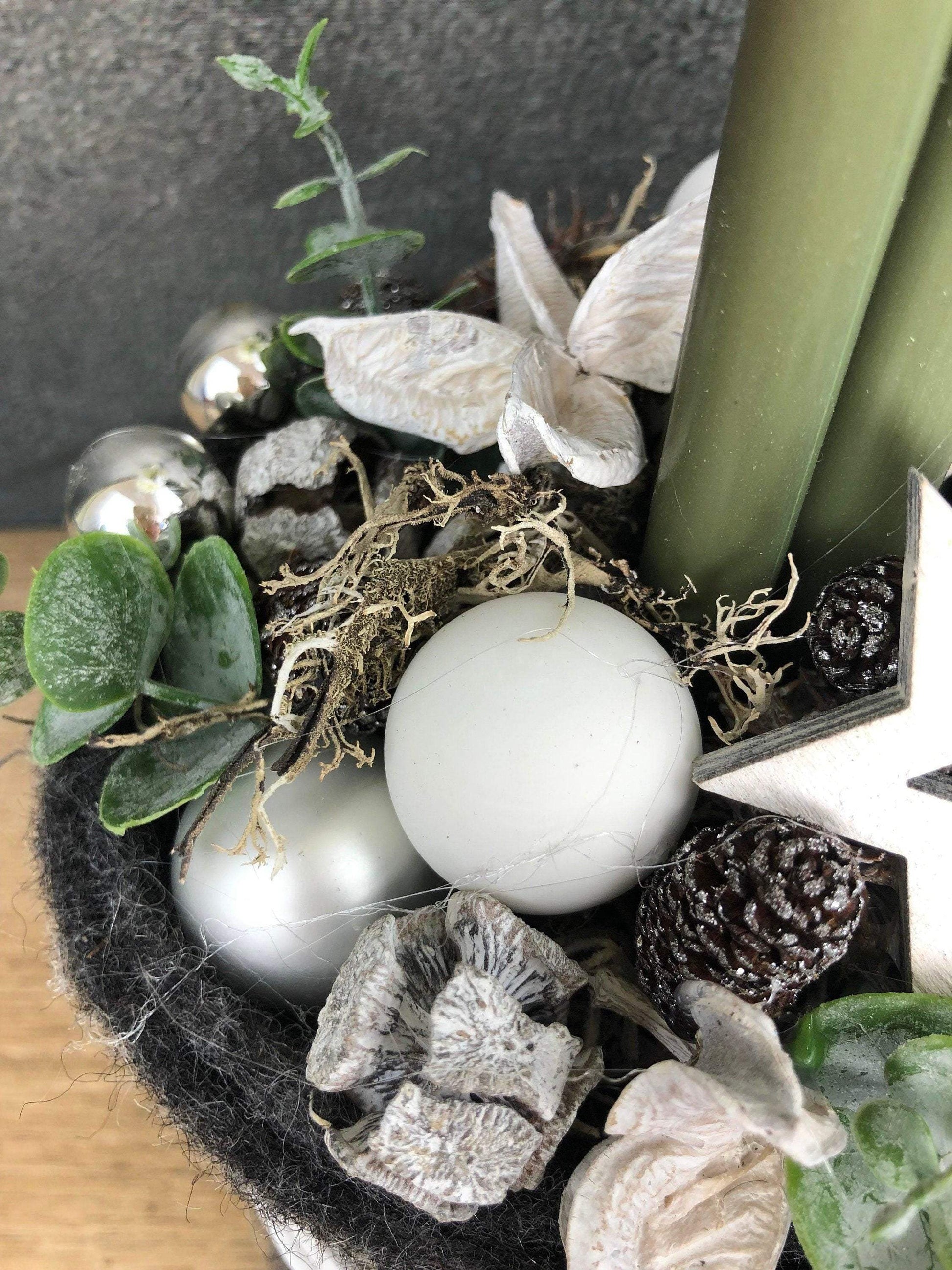 Adventsgesteck Amaryllis Gesteck Eukalyptus Künstlich Modern Zapfen Weiß – handgemacht aus Seiden- und Kunstblumen, langlebig & pflegeleicht von SarahsFlowerStudio