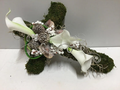 Grabgesteck Grabschmuck Urnengrab Gesteck Grab Allerheiligen Calla Mooskreuz Kreuz Rose Grave Arrangument grave flowers longlasting – handgemacht aus Seiden- und Kunstblumen, langlebig & pflegeleicht von SarahsFlowerStudio