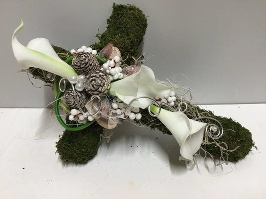 Grabgesteck Grabschmuck Urnengrab Gesteck Grab Allerheiligen Calla Mooskreuz Kreuz Rose Grave Arrangument grave flowers longlasting – handgemacht aus Seiden- und Kunstblumen, langlebig & pflegeleicht von SarahsFlowerStudio