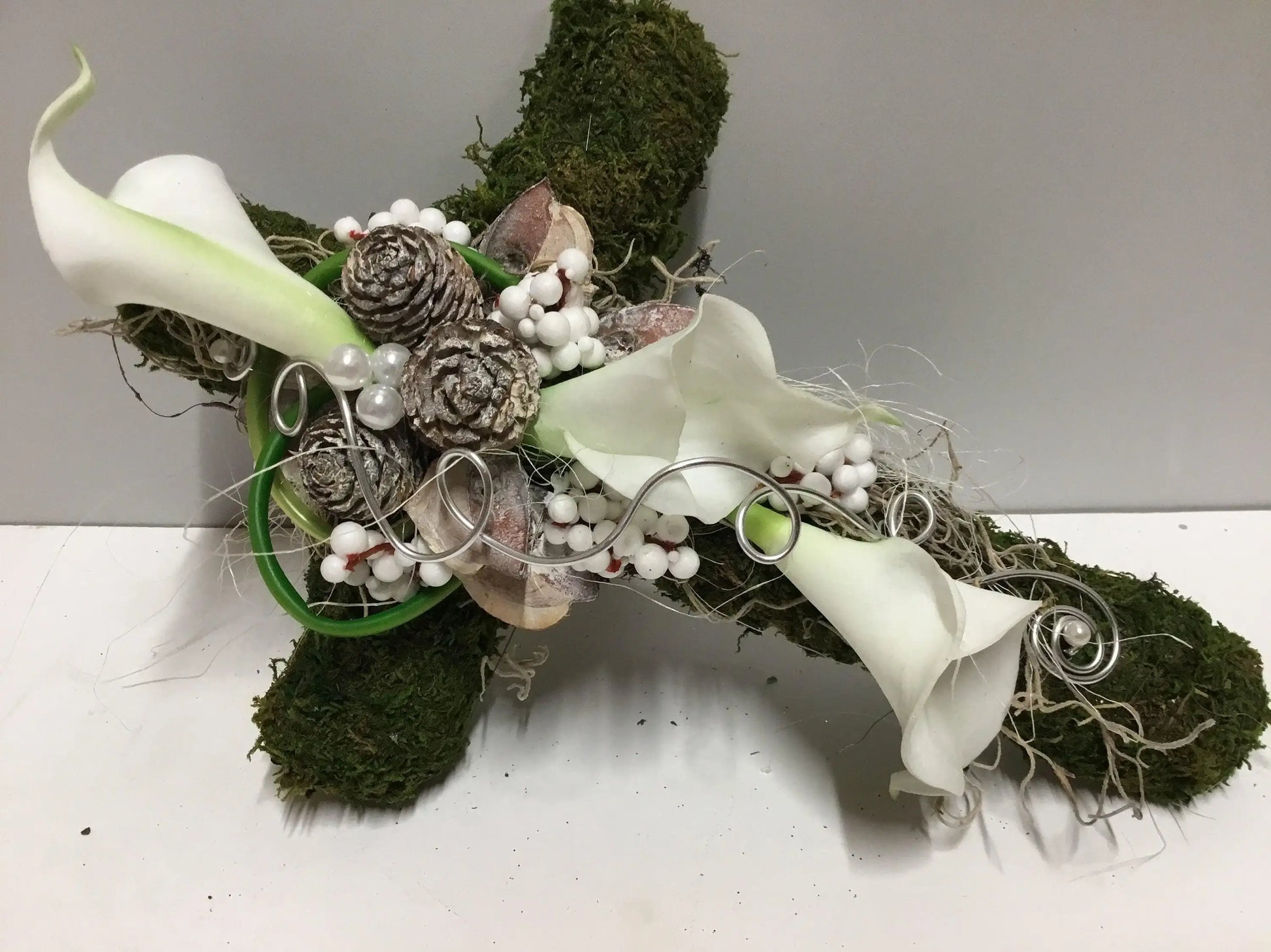 Grabgesteck Grabschmuck Urnengrab Gesteck Grab Allerheiligen Calla Mooskreuz Kreuz Rose Grave Arrangument grave flowers longlasting – handgemacht aus Seiden- und Kunstblumen, langlebig & pflegeleicht von SarahsFlowerStudio