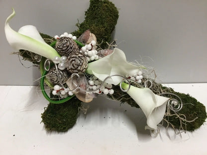 Grabgesteck Grabschmuck Urnengrab Gesteck Grab Allerheiligen Calla Mooskreuz Kreuz Rose Grave Arrangument grave flowers longlasting – handgemacht aus Seiden- und Kunstblumen, langlebig & pflegeleicht von SarahsFlowerStudio