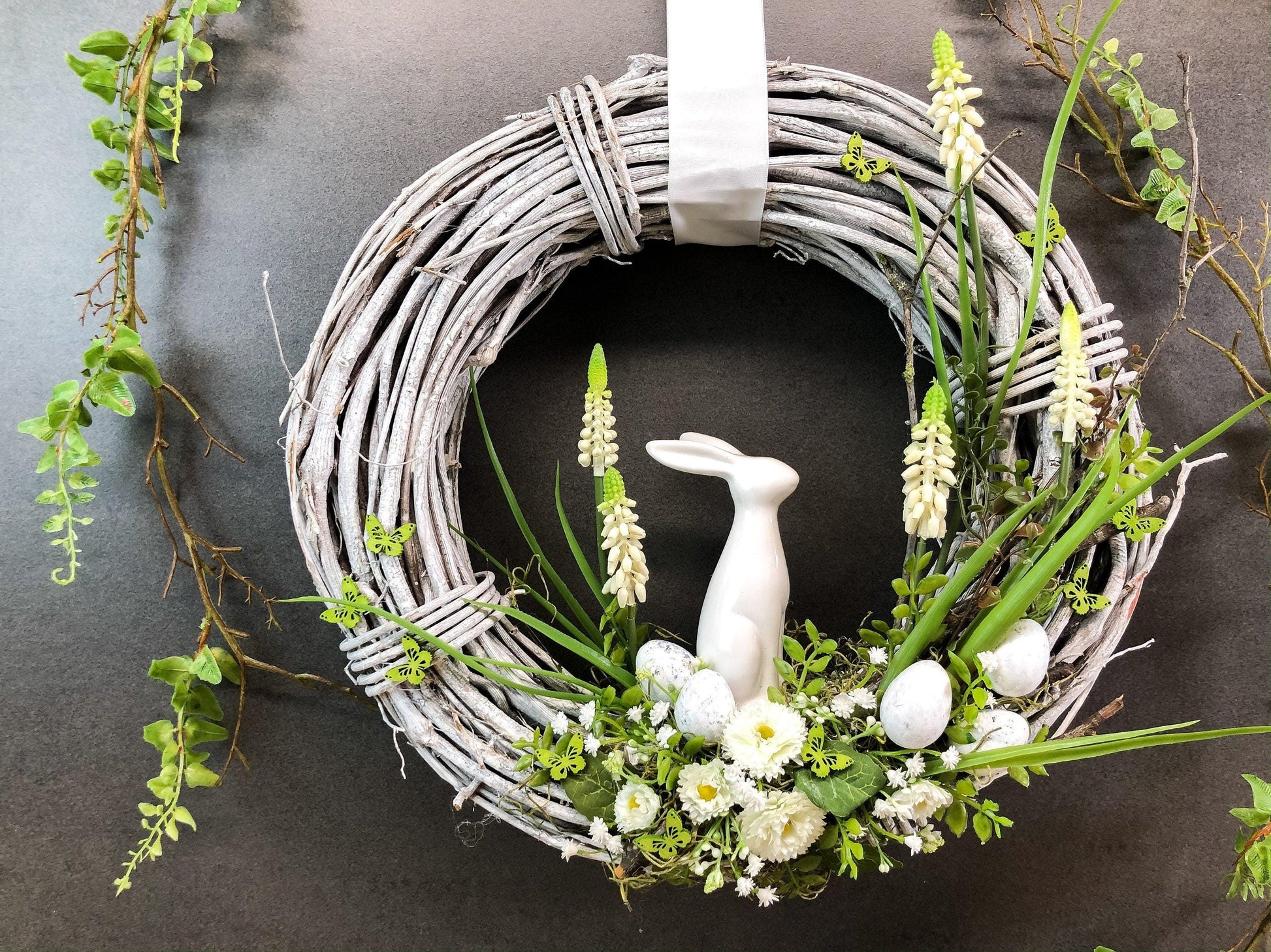 Frühlingskranz 35cm mit Hasen & Gänseblümchen – großer Osterkranz Seidenblumen – Türkranz – SarahsFlowerStudio