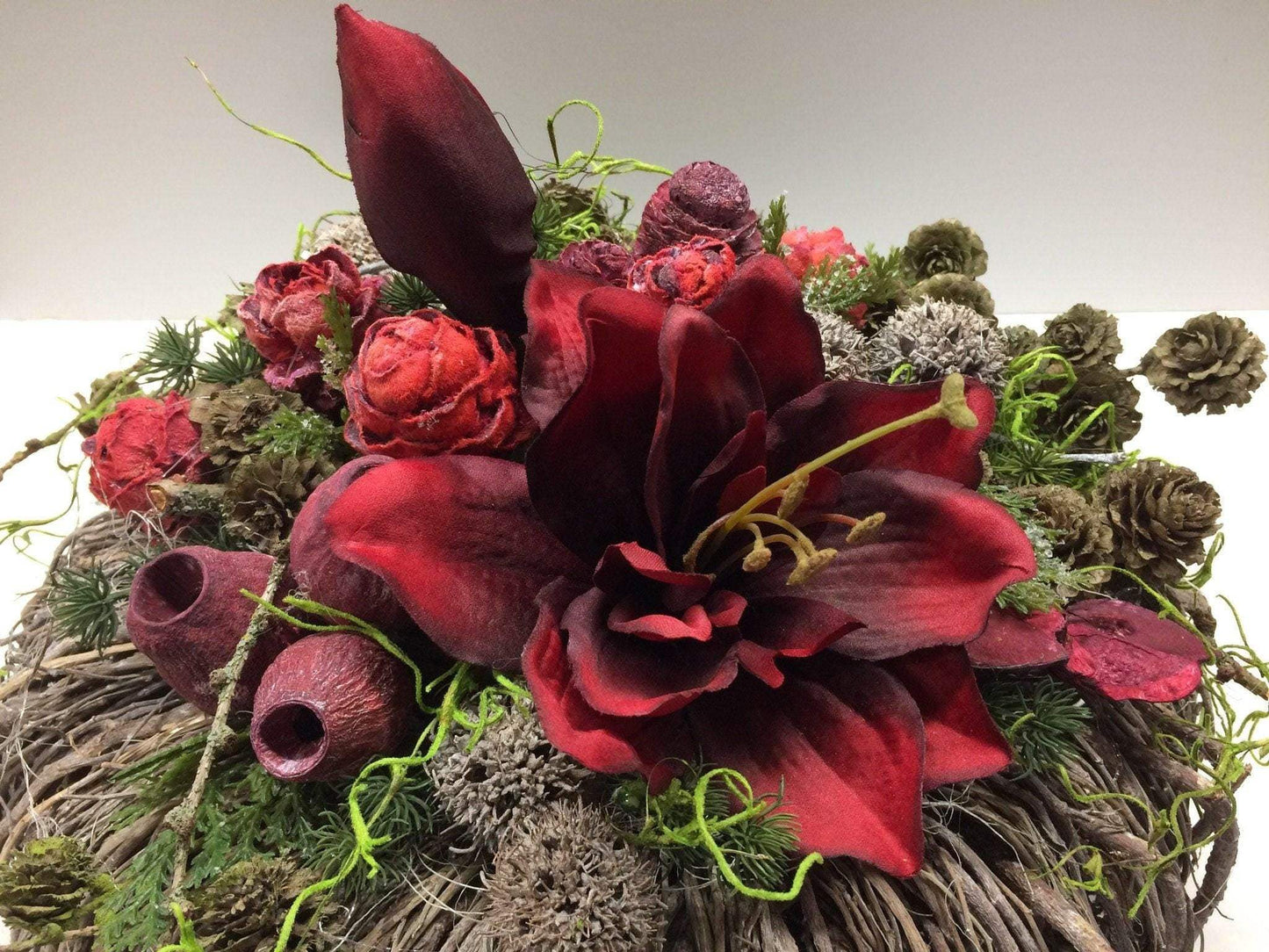 Grabgesteck Allerheiligen Grabschmuck Amaryllis Wunschfarbe Grabdeko Grabdekoration Allerheiligen – handgemacht aus Seiden- und Kunstblumen, langlebig & pflegeleicht von SarahsFlowerStudio