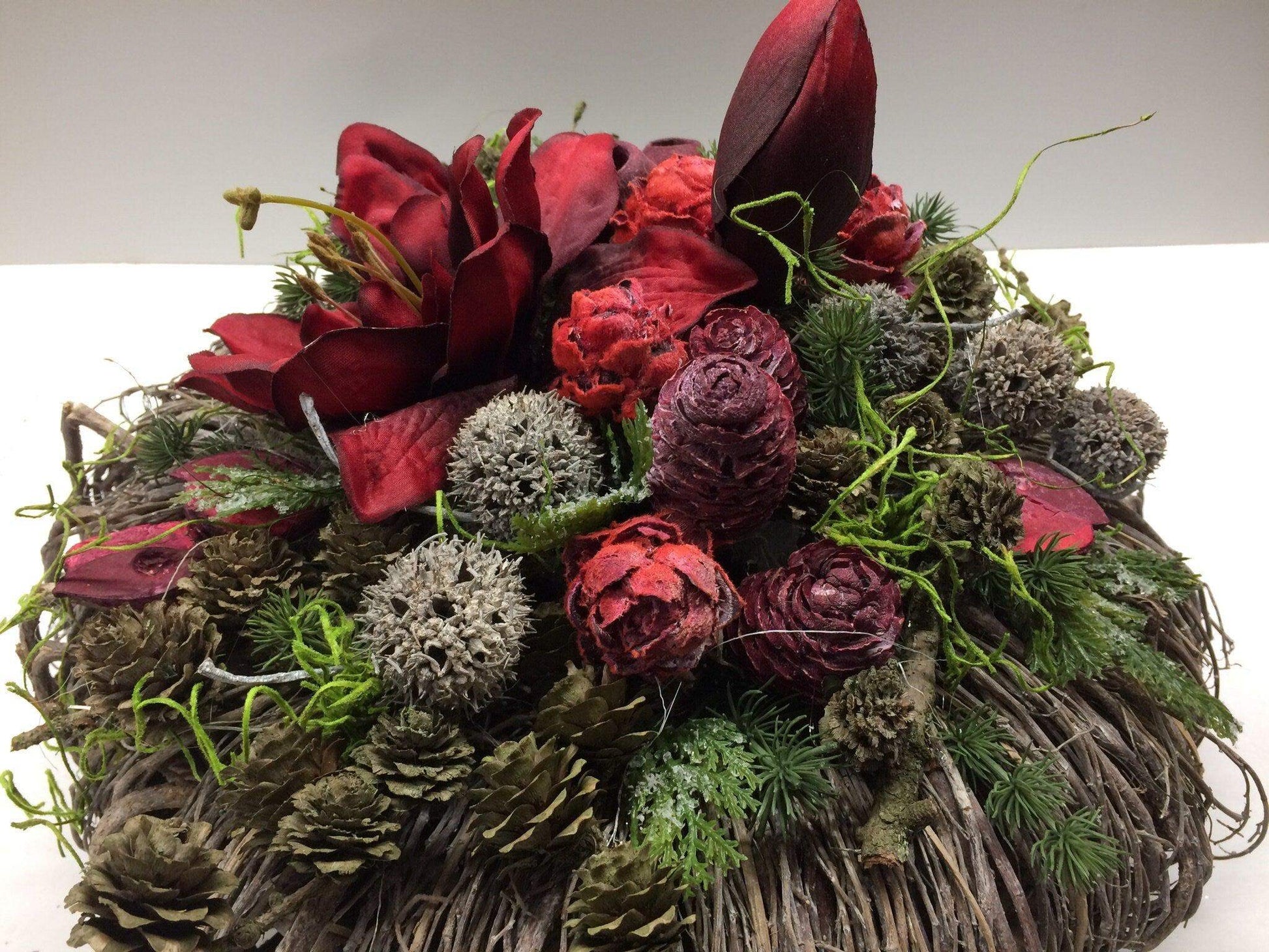 Grabgesteck Allerheiligen Grabschmuck Amaryllis Wunschfarbe Grabdeko Grabdekoration Allerheiligen – handgemacht aus Seiden- und Kunstblumen, langlebig & pflegeleicht von SarahsFlowerStudio