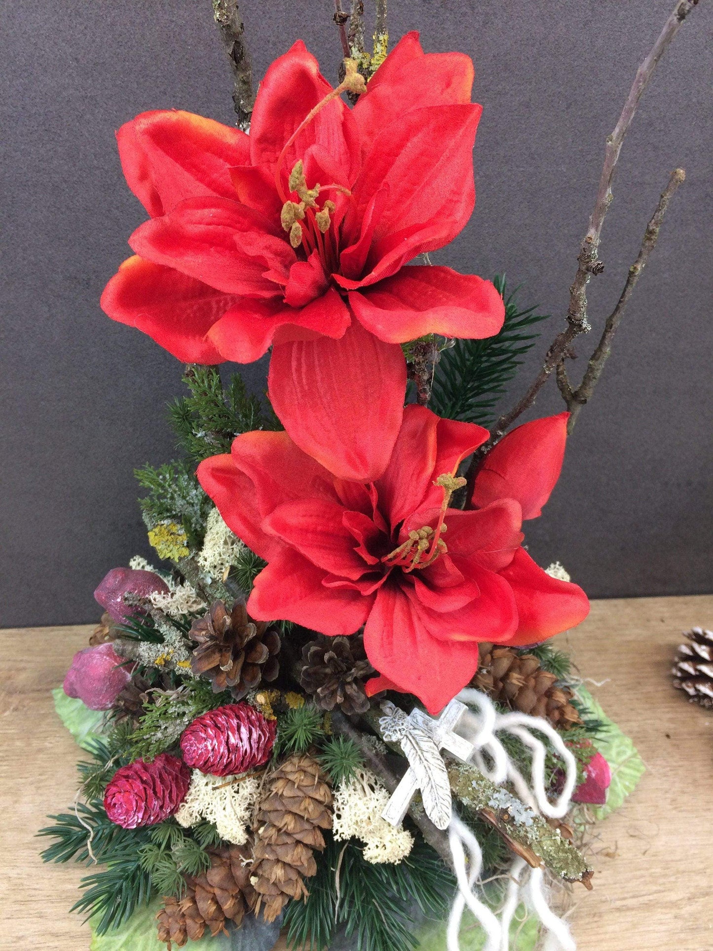 Grabgesteck Allerheiligen Grabschmuck Amaryllis Wunschfarbe Grabdeko Grabdekoration Allerheiligen – handgemacht aus Seiden- und Kunstblumen, langlebig & pflegeleicht von SarahsFlowerStudio