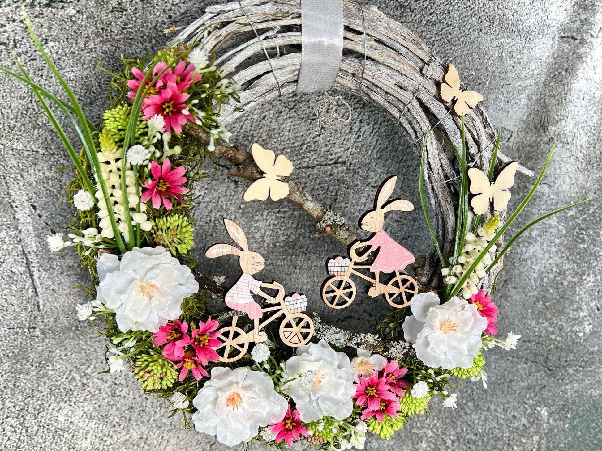 Frühlingskranz Türdeko mit Hasen, Eiern & Schleierkraut – Seidenblumen Osterkranz – Türkranz – SarahsFlowerStudio