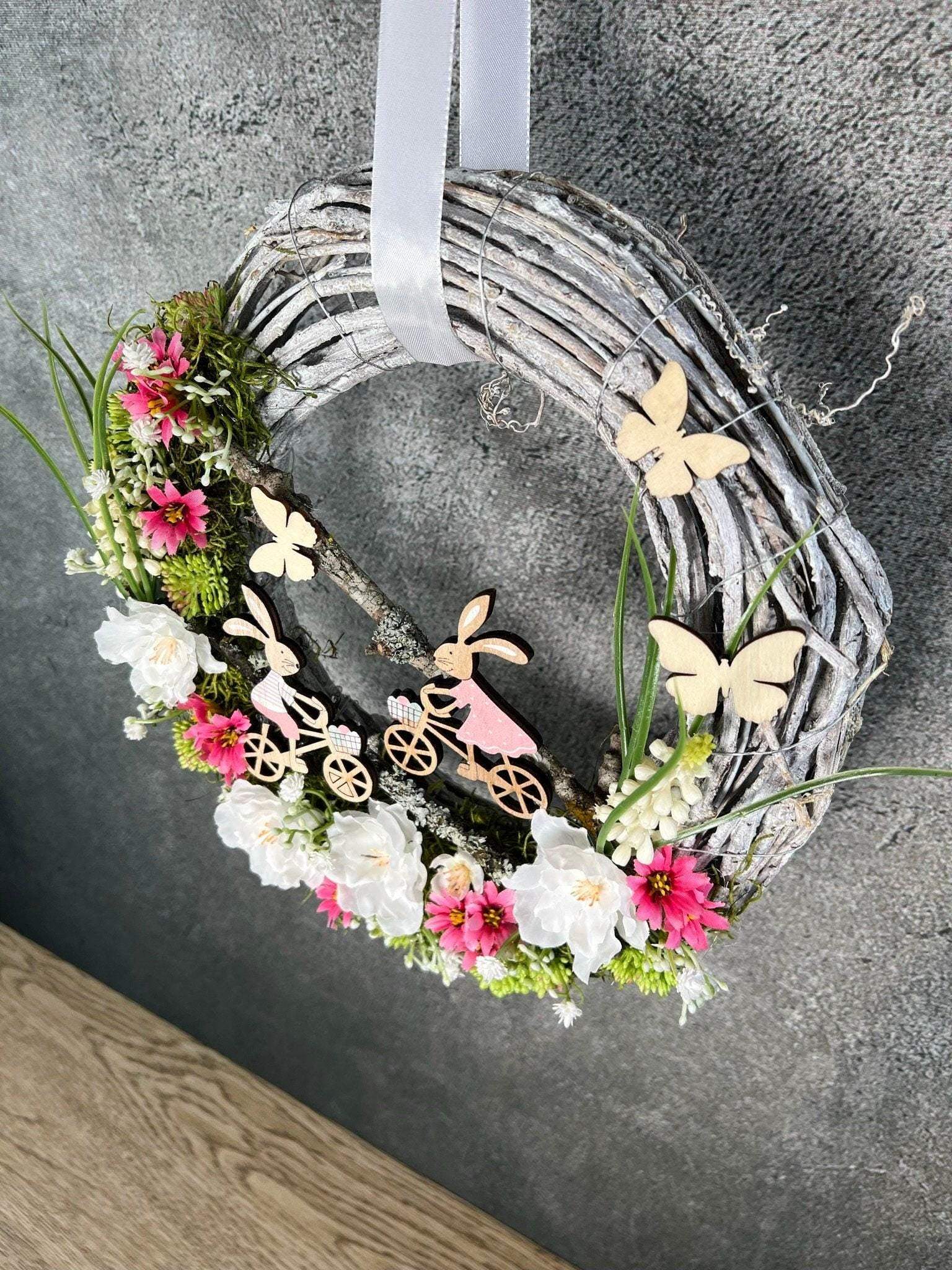 Frühlingskranz Türdeko mit Hasen, Eiern & Schleierkraut – Seidenblumen Osterkranz – Türkranz – SarahsFlowerStudio