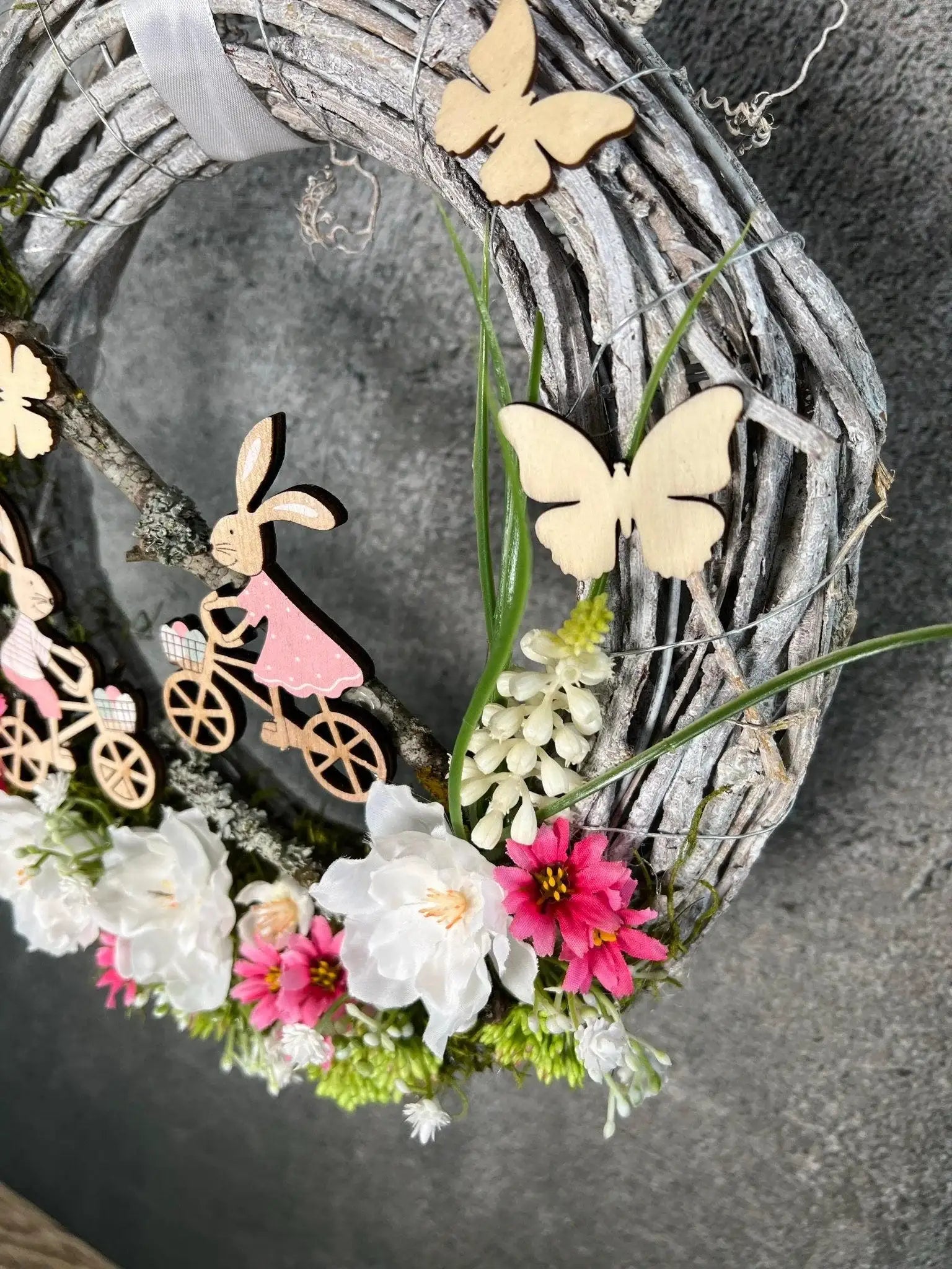 Frühlingskranz Türdeko mit Hasen, Eiern & Schleierkraut – Seidenblumen Osterkranz – Türkranz – SarahsFlowerStudio