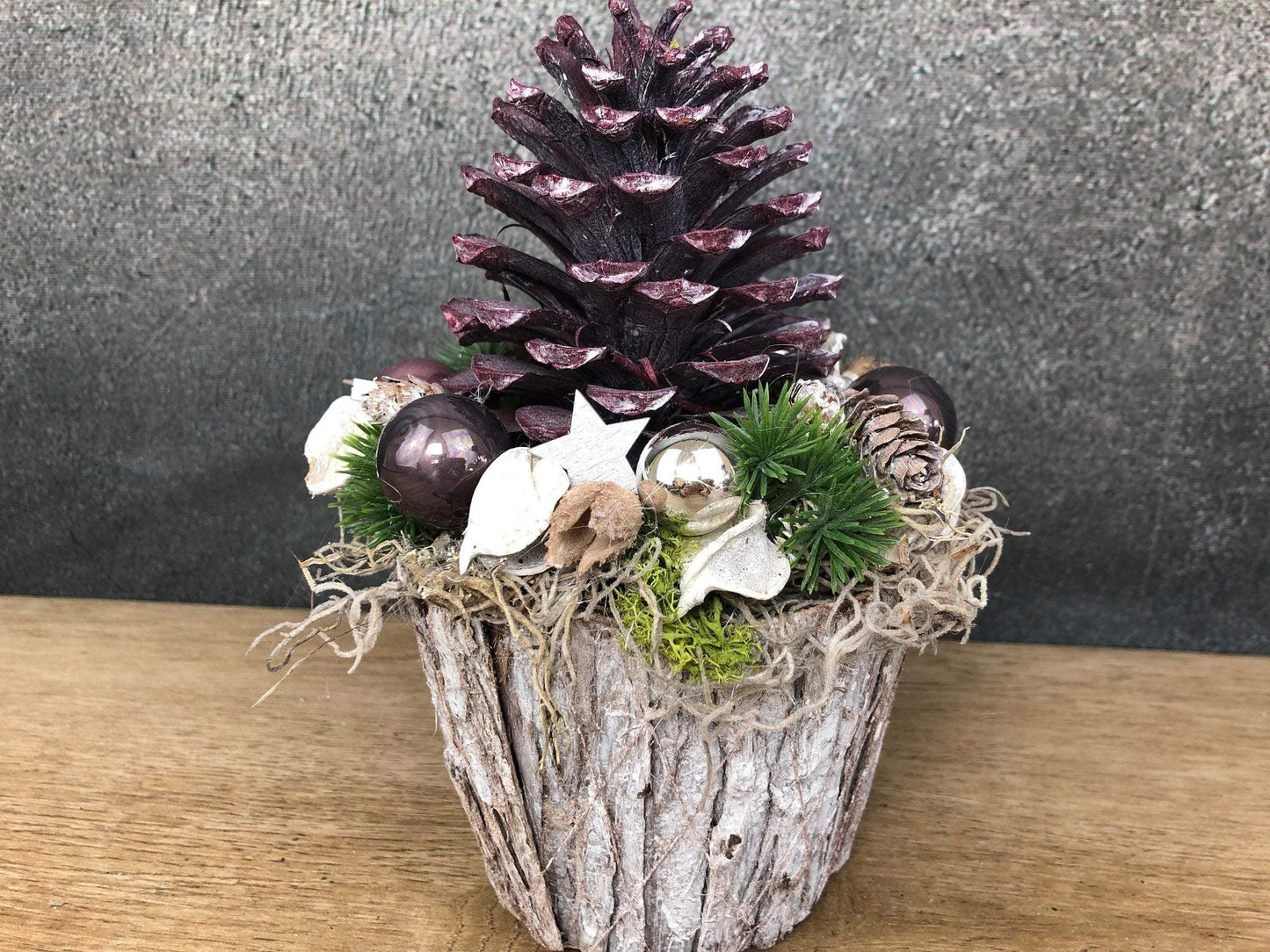 Adventsgesteck Gesteck Zapfen Zapfe Beere Modern Rund Moos Thuja Zapfen Rot Weiß – handgemacht aus Seiden- und Kunstblumen, langlebig & pflegeleicht von SarahsFlowerStudio