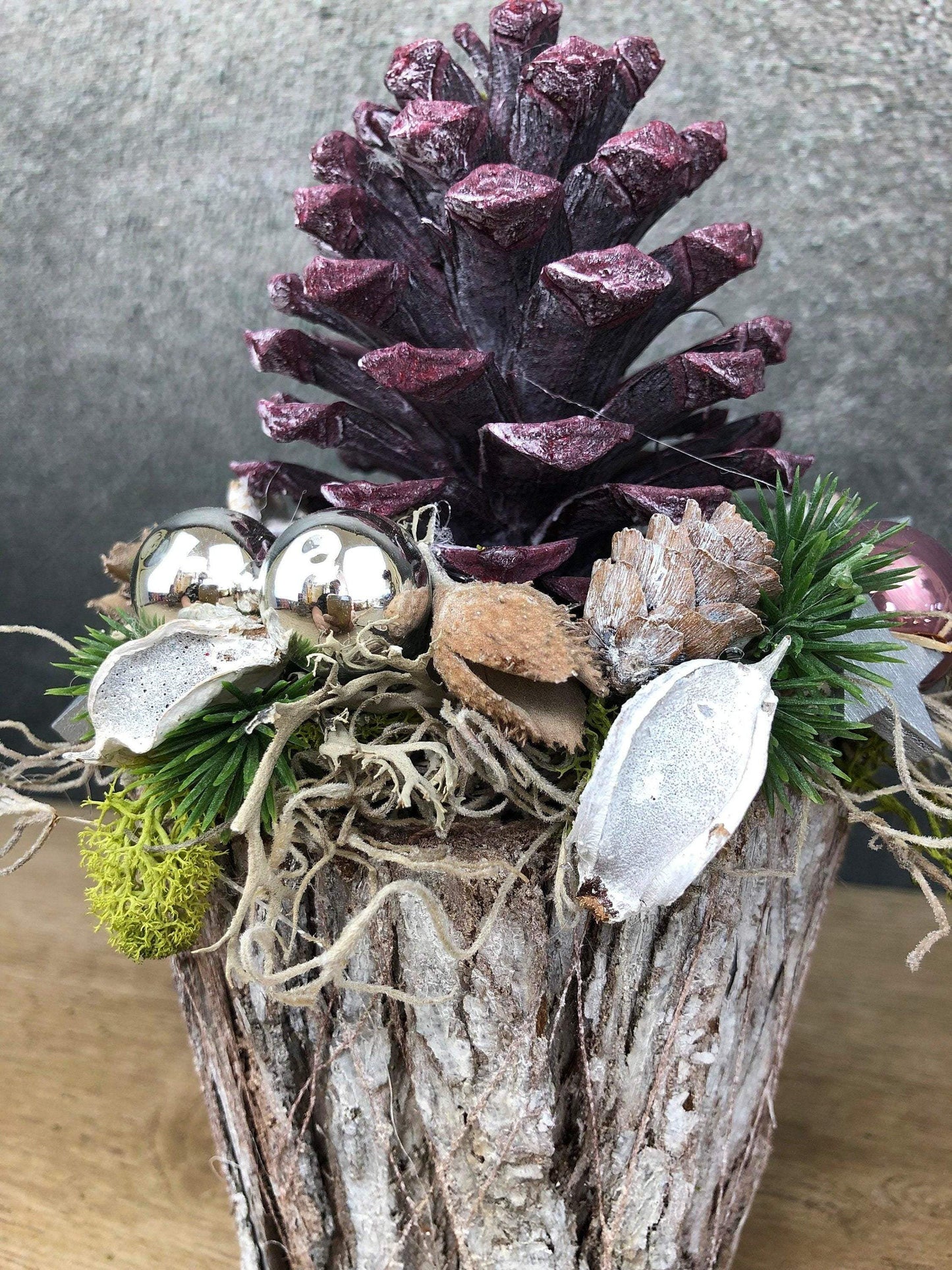 Adventsgesteck Gesteck Zapfen Zapfe Beere Modern Rund Moos Thuja Zapfen Rot Weiß – handgemacht aus Seiden- und Kunstblumen, langlebig & pflegeleicht von SarahsFlowerStudio