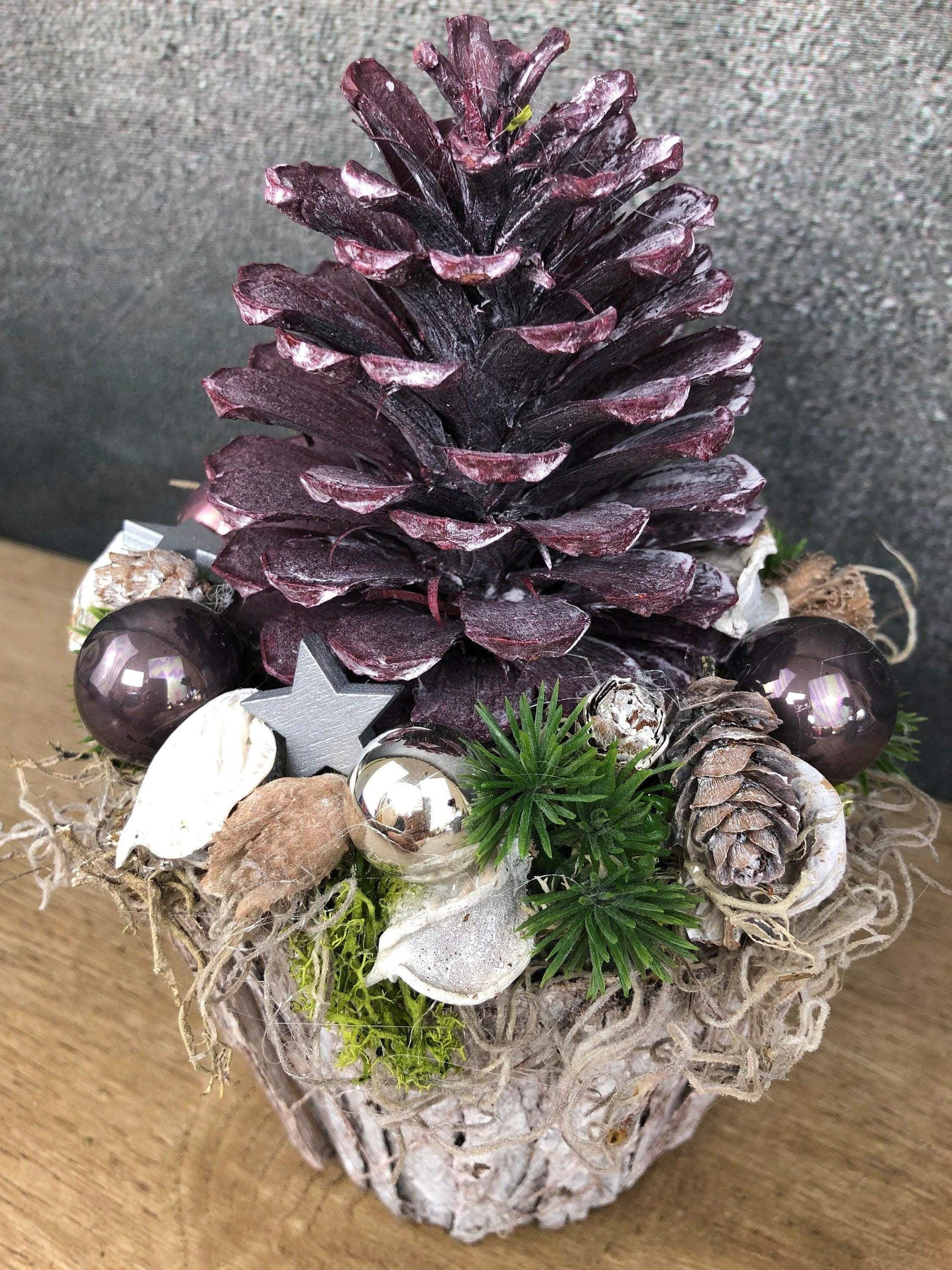 Adventsgesteck Gesteck Zapfen Zapfe Beere Modern Rund Moos Thuja Zapfen Rot Weiß – handgemacht aus Seiden- und Kunstblumen, langlebig & pflegeleicht von SarahsFlowerStudio
