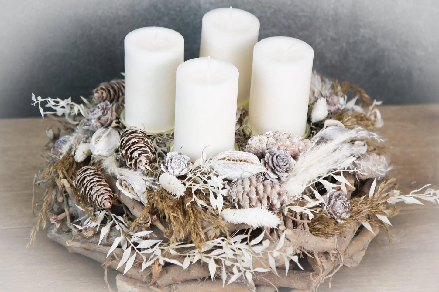 Adventskranz Adventskalender Pampas natürlich Ruskus Brachichiton Gräser Zederrose Zapfen Modern mehrjährig Rund – handgemacht aus Seiden- und Kunstblumen, langlebig & pflegeleicht von SarahsFlowerStudio