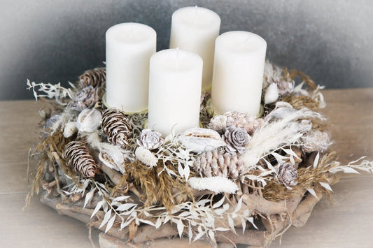 Adventskranz Adventskalender Pampas natürlich Ruskus Brachichiton Gräser Zederrose Zapfen Modern mehrjährig Rund – handgemacht aus Seiden- und Kunstblumen, langlebig & pflegeleicht von SarahsFlowerStudio