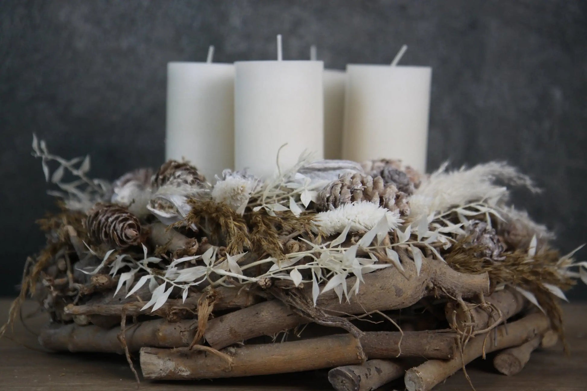 Adventskranz Adventskalender Pampas natürlich Ruskus Brachichiton Gräser Zederrose Zapfen Modern mehrjährig Rund – handgemacht aus Seiden- und Kunstblumen, langlebig & pflegeleicht von SarahsFlowerStudio