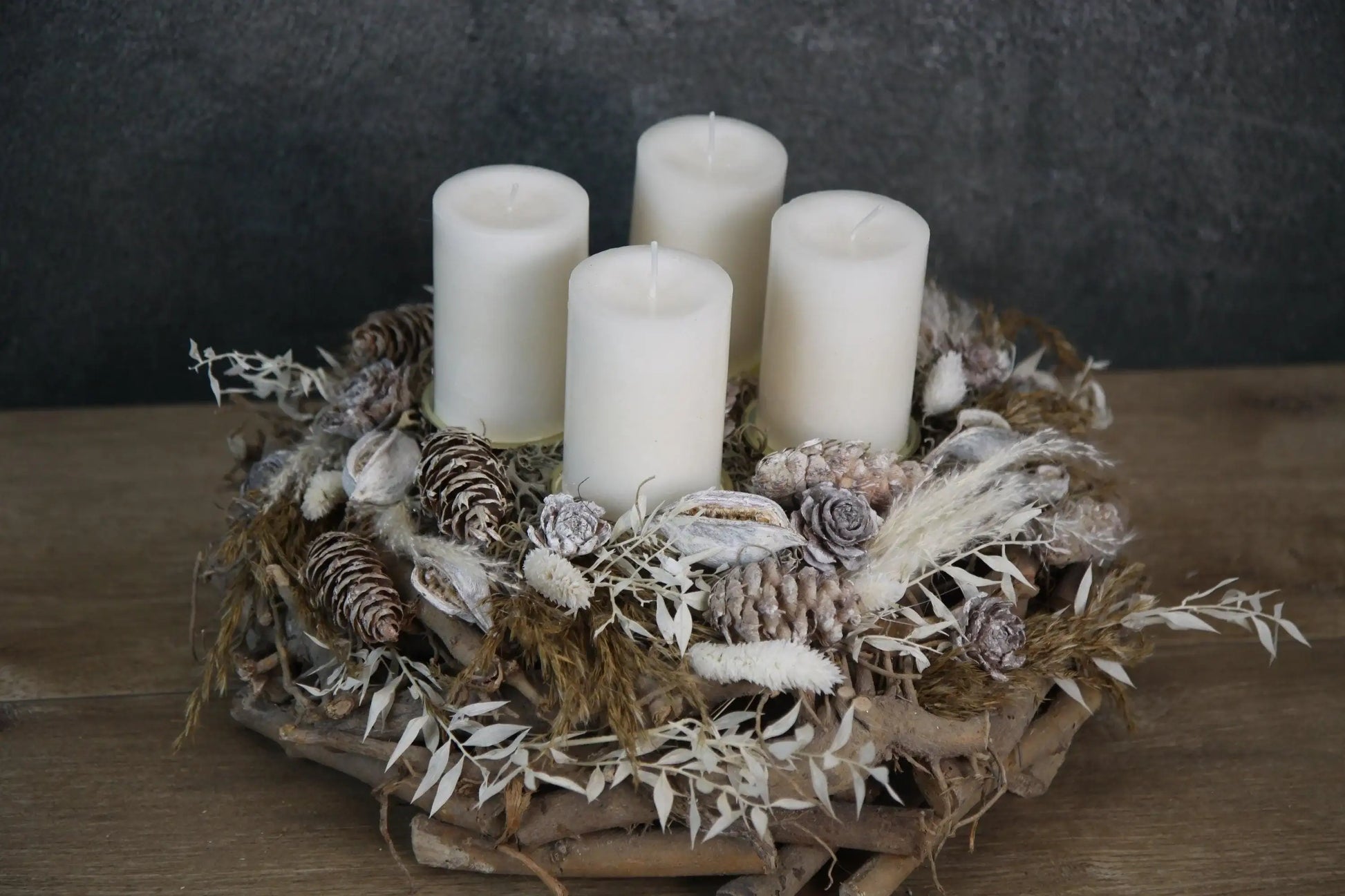 Adventskranz Adventskalender Pampas natürlich Ruskus Brachichiton Gräser Zederrose Zapfen Modern mehrjährig Rund – handgemacht aus Seiden- und Kunstblumen, langlebig & pflegeleicht von SarahsFlowerStudio