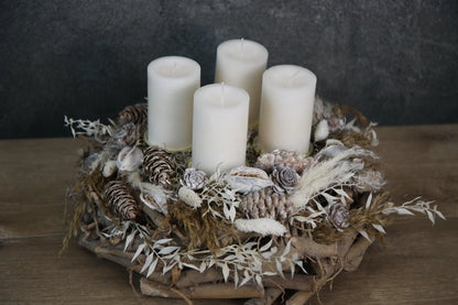 Adventskranz Adventskalender Pampas natürlich Ruskus Brachichiton Gräser Zederrose Zapfen Modern mehrjährig Rund – handgemacht aus Seiden- und Kunstblumen, langlebig & pflegeleicht von SarahsFlowerStudio