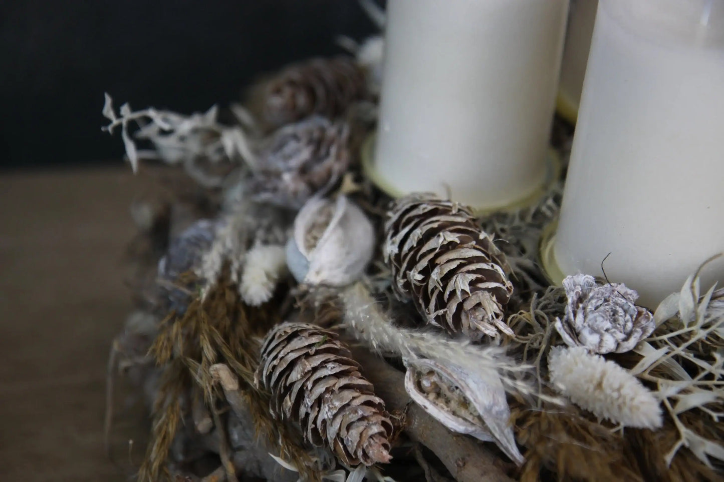 Adventskranz Adventskalender Pampas natürlich Ruskus Brachichiton Gräser Zederrose Zapfen Modern mehrjährig Rund – handgemacht aus Seiden- und Kunstblumen, langlebig & pflegeleicht von SarahsFlowerStudio