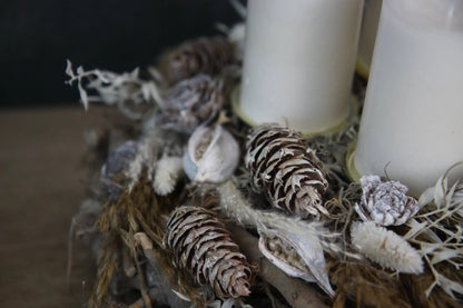 Adventskranz Adventskalender Pampas natürlich Ruskus Brachichiton Gräser Zederrose Zapfen Modern mehrjährig Rund – handgemacht aus Seiden- und Kunstblumen, langlebig & pflegeleicht von SarahsFlowerStudio
