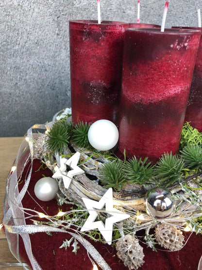 Adventskranz Adventskalender Filz Kugeln Sterne Moos Zedern mehrjährig rund – handgemacht aus Seiden- und Kunstblumen, langlebig & pflegeleicht von SarahsFlowerStudio