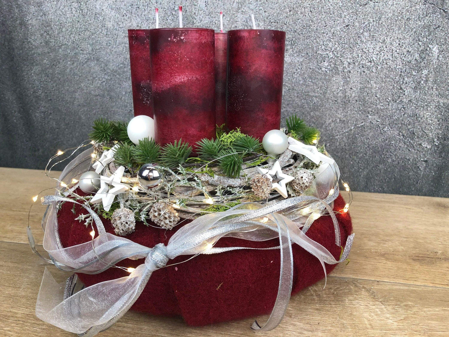 Adventskranz Adventskalender Filz Kugeln Sterne Moos Zedern mehrjährig rund – handgemacht aus Seiden- und Kunstblumen, langlebig & pflegeleicht von SarahsFlowerStudio