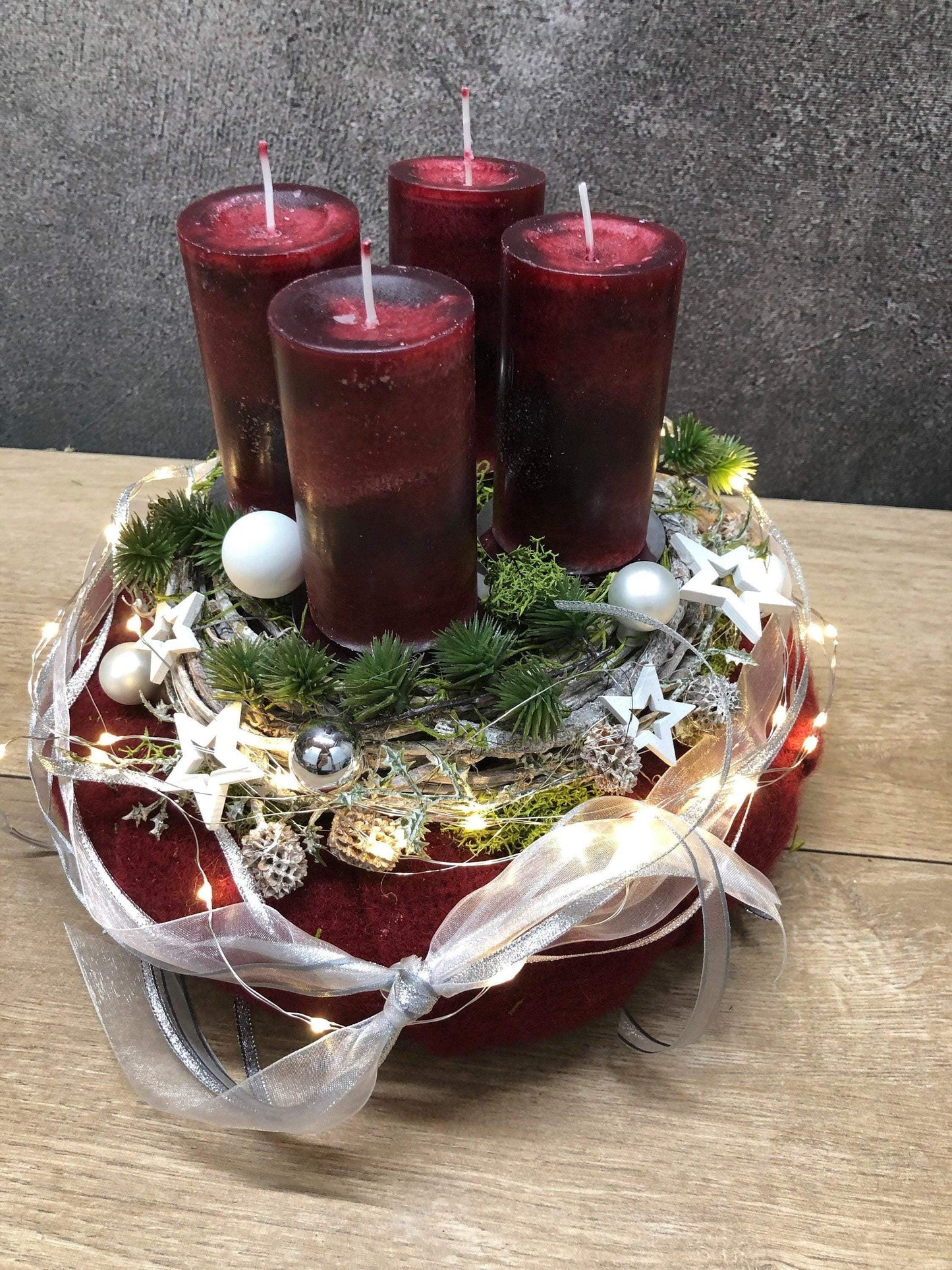 Adventskranz Adventskalender Filz Kugeln Sterne Moos Zedern mehrjährig rund – handgemacht aus Seiden- und Kunstblumen, langlebig & pflegeleicht von SarahsFlowerStudio