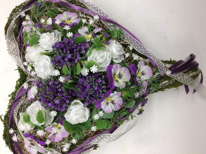 Grabgesteck Herz 30cm – handgemacht aus Seiden- und Kunstblumen, langlebig & pflegeleicht von SarahsFlowerStudio