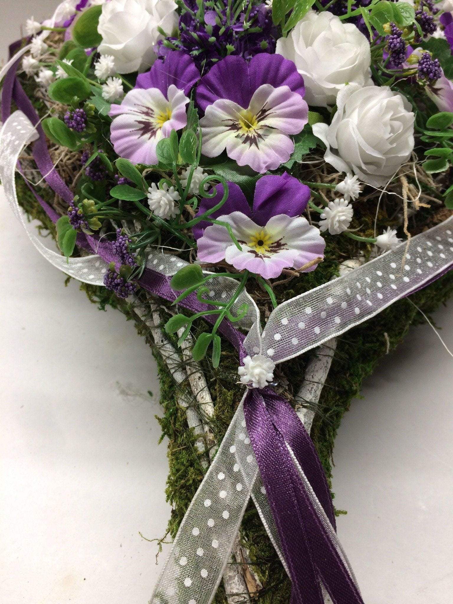 Grabgesteck Herz 30cm – handgemacht aus Seiden- und Kunstblumen, langlebig & pflegeleicht von SarahsFlowerStudio