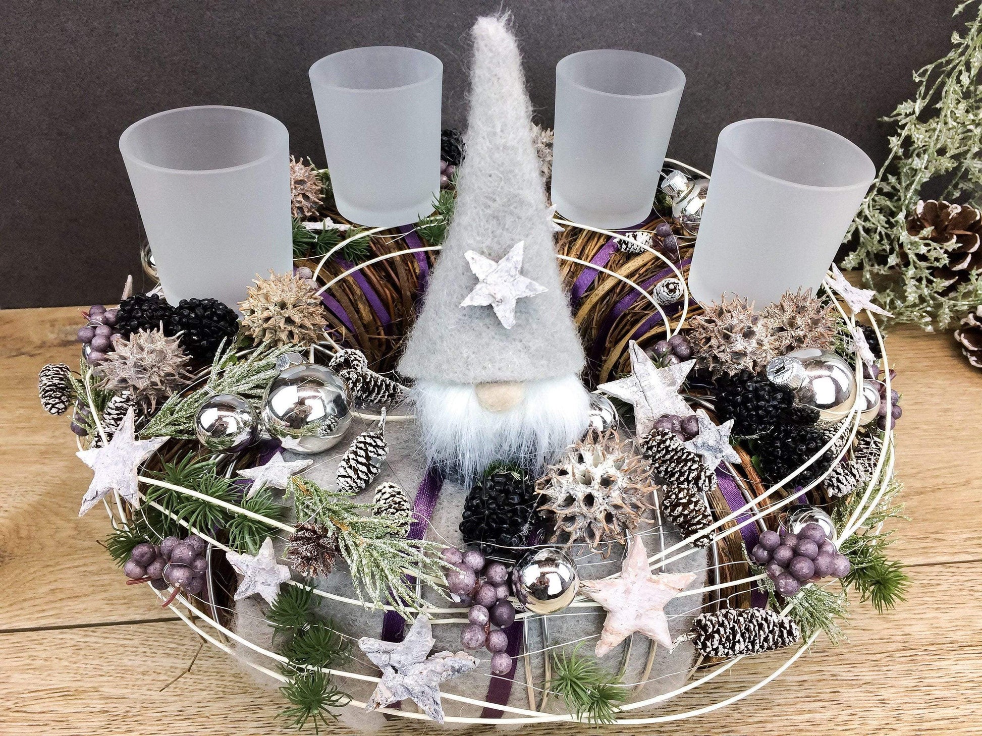Adventskranz Wunschfarbe Grau Weiß Wichtel Silber Kugeln Zapfen Draht Filz Band Sterne – handgemacht aus Seiden- und Kunstblumen, langlebig & pflegeleicht von SarahsFlowerStudio