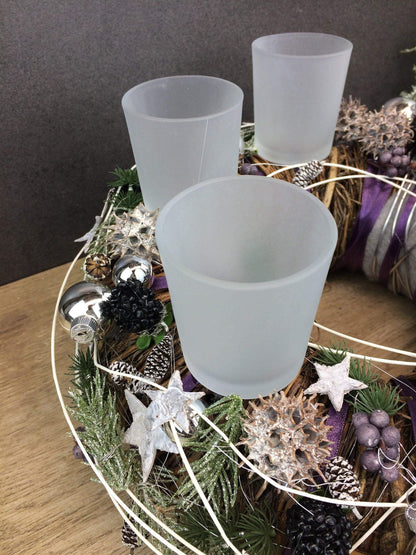 Adventskranz Wunschfarbe Grau Weiß Wichtel Silber Kugeln Zapfen Draht Filz Band Sterne – handgemacht aus Seiden- und Kunstblumen, langlebig & pflegeleicht von SarahsFlowerStudio