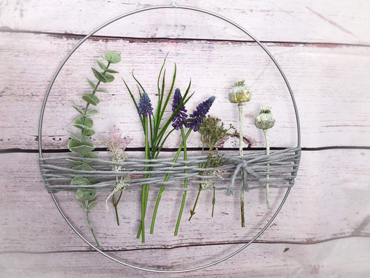 Türkranz Kranz Ring Hyazinthe Traubenhyazinthe Muskari Mohn Eukalyptus Seidenblumen Wandkranz Trockenblumen Natur natürlich Hoop Fensterdeko – handgemacht aus Seiden- und Kunstblumen, langlebig & pflegeleicht von SarahsFlowerStudio