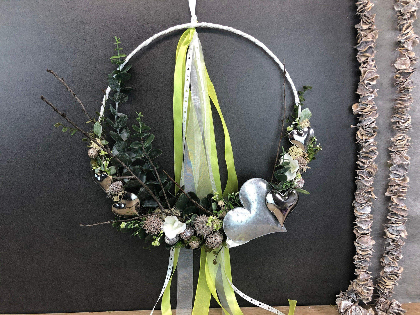 Türkranz ganzjährig Modern Türdeko Tür Schmuck Wunschgröße ganzjährig Muttertag Valentinstag Herz Boho Skelettblätter Band Filz Spitzenband – handgemacht aus Seiden- und Kunstblumen, langlebig & pflegeleicht von SarahsFlowerStudio
