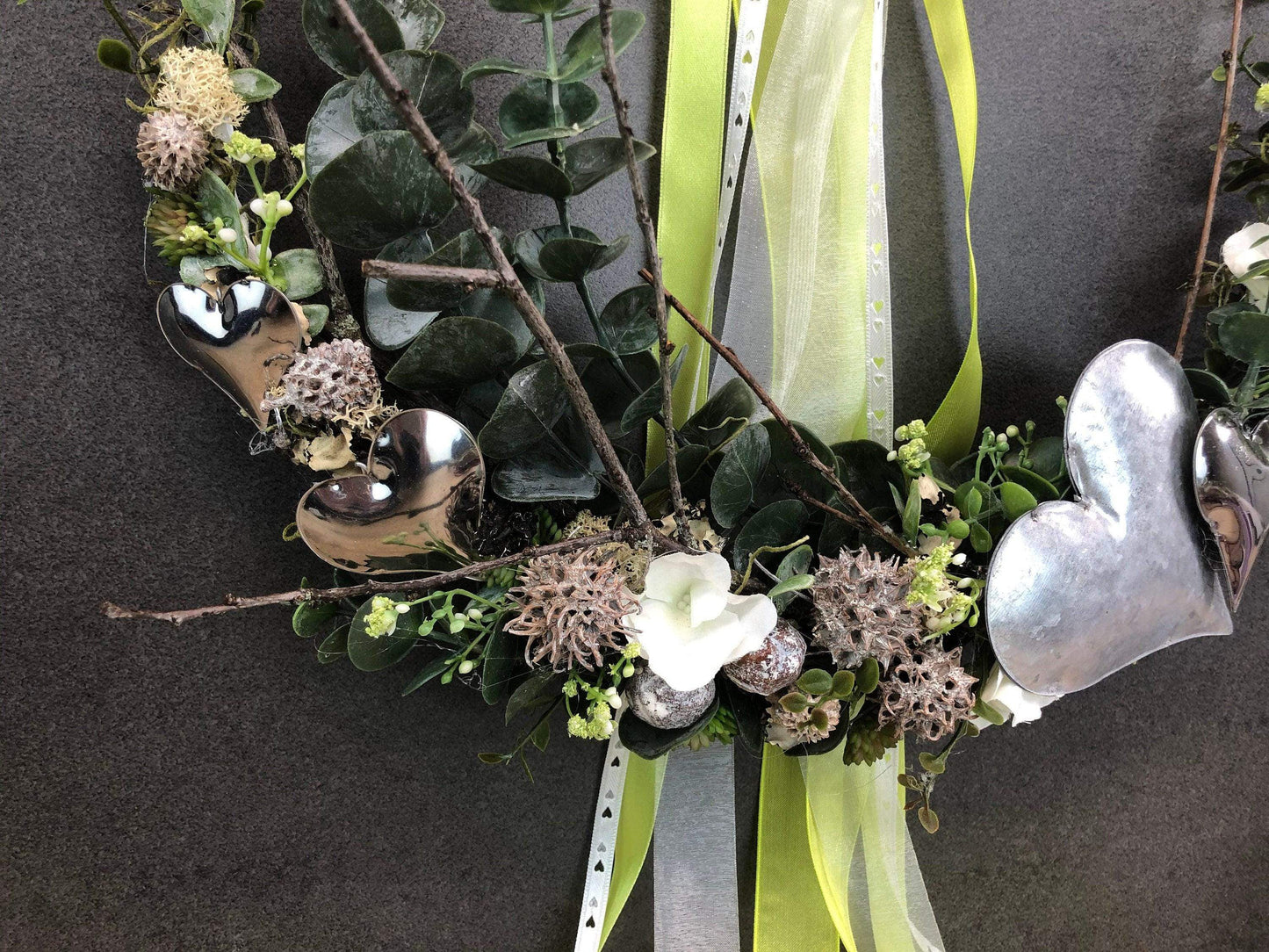 Türkranz ganzjährig Modern Türdeko Tür Schmuck Wunschgröße ganzjährig Muttertag Valentinstag Herz Boho Skelettblätter Band Filz Spitzenband – handgemacht aus Seiden- und Kunstblumen, langlebig & pflegeleicht von SarahsFlowerStudio