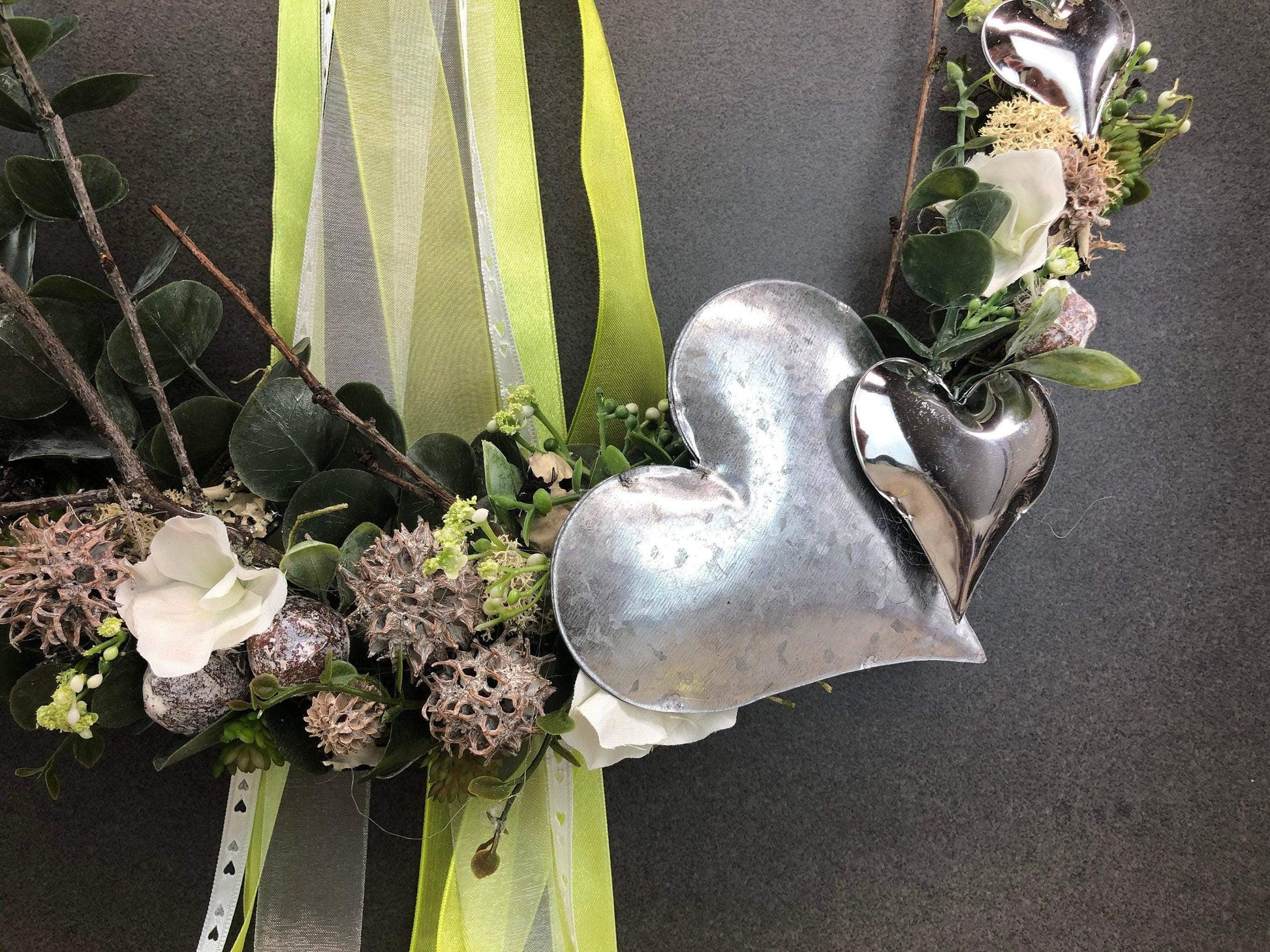 Türkranz ganzjährig Modern Türdeko Tür Schmuck Wunschgröße ganzjährig Muttertag Valentinstag Herz Boho Skelettblätter Band Filz Spitzenband – handgemacht aus Seiden- und Kunstblumen, langlebig & pflegeleicht von SarahsFlowerStudio