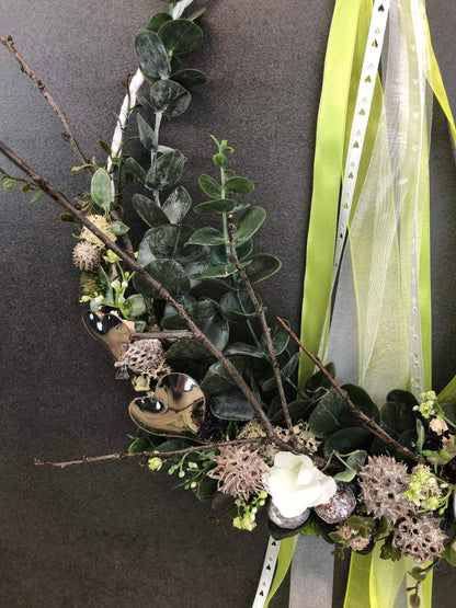 Türkranz ganzjährig Modern Türdeko Tür Schmuck Wunschgröße ganzjährig Muttertag Valentinstag Herz Boho Skelettblätter Band Filz Spitzenband – handgemacht aus Seiden- und Kunstblumen, langlebig & pflegeleicht von SarahsFlowerStudio