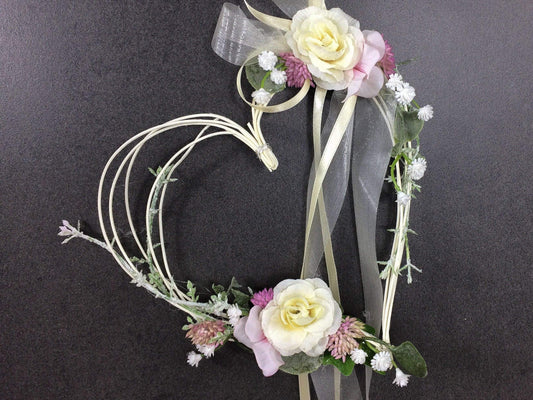 Autoschleife XXL für Seitenspiegel Kirchenbank Wunschfarbe große Schleife Dekoration Blumenschmuck Herz – handgemacht aus Seiden- und Kunstblumen, langlebig & pflegeleicht von SarahsFlowerStudio