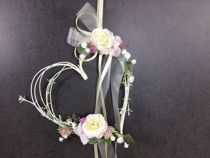 Autoschleife XXL für Seitenspiegel Kirchenbank Wunschfarbe große Schleife Dekoration Blumenschmuck Herz – handgemacht aus Seiden- und Kunstblumen, langlebig & pflegeleicht von SarahsFlowerStudio