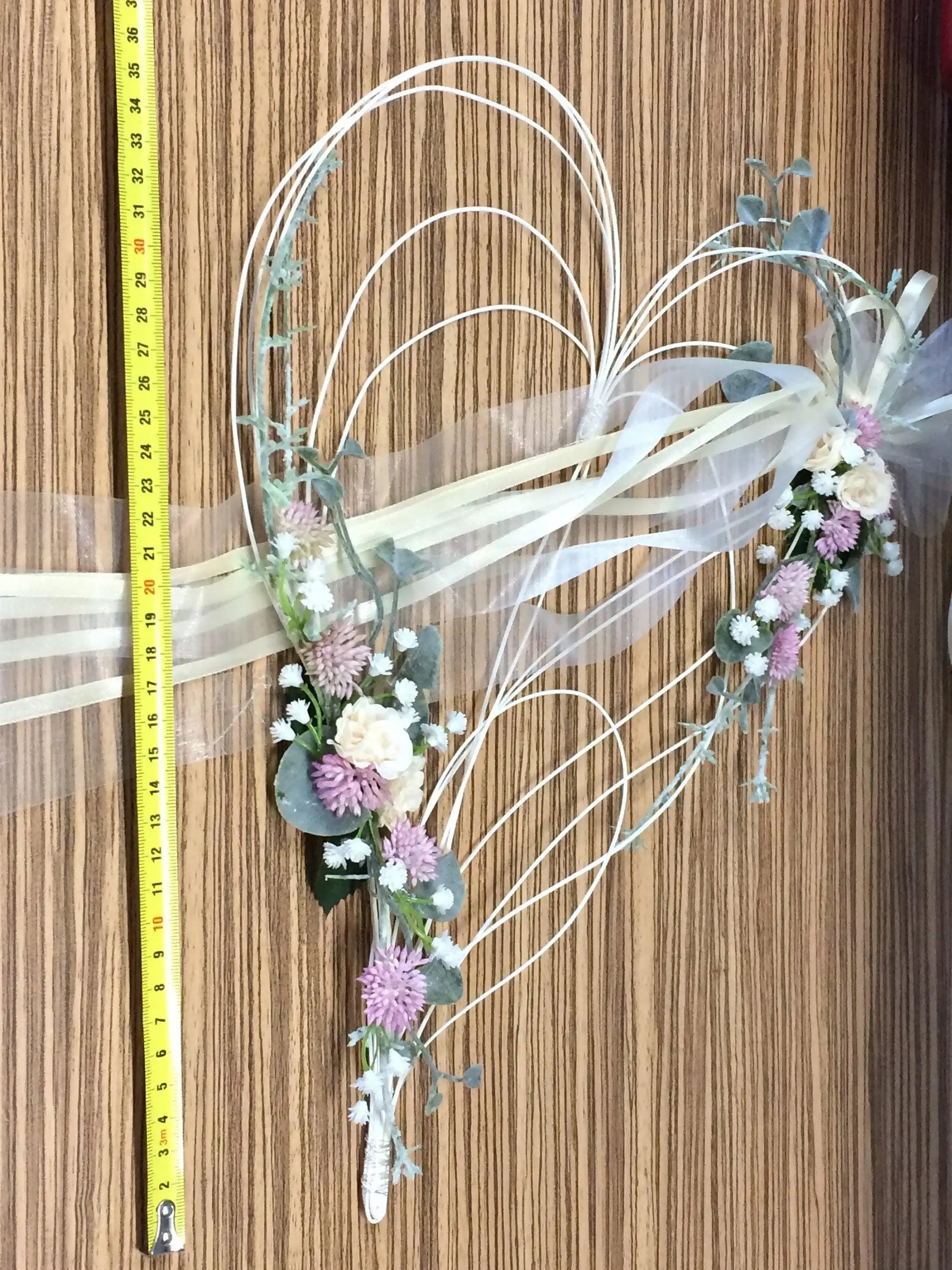 Autoschleife XXL für Seitenspiegel Kirchenbank Wunschfarbe große Schleife Dekoration Blumenschmuck Herz – handgemacht aus Seiden- und Kunstblumen, langlebig & pflegeleicht von SarahsFlowerStudio